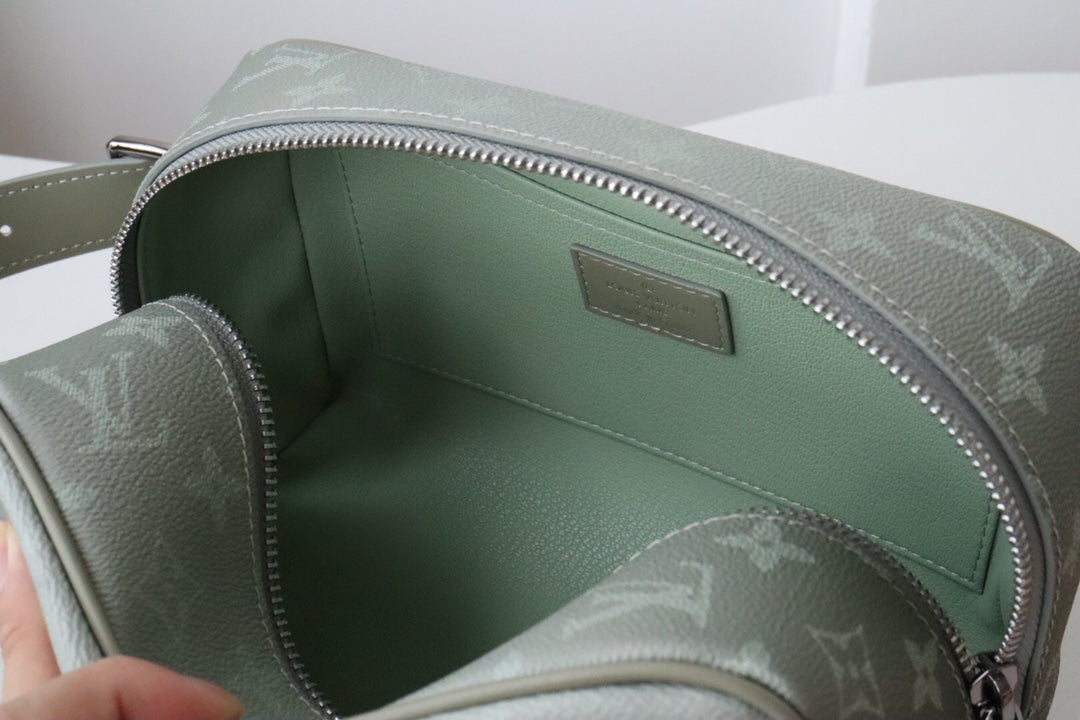 모노그램 파우치 (monogram pouch)