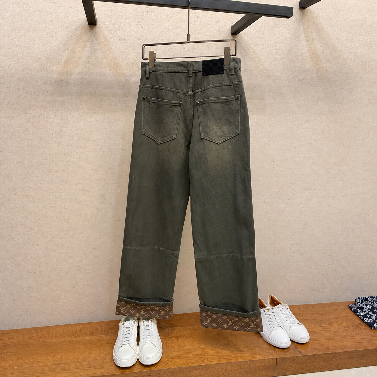 시그니처 턴 업 청바지 (Signature Turn-Up Jeans)