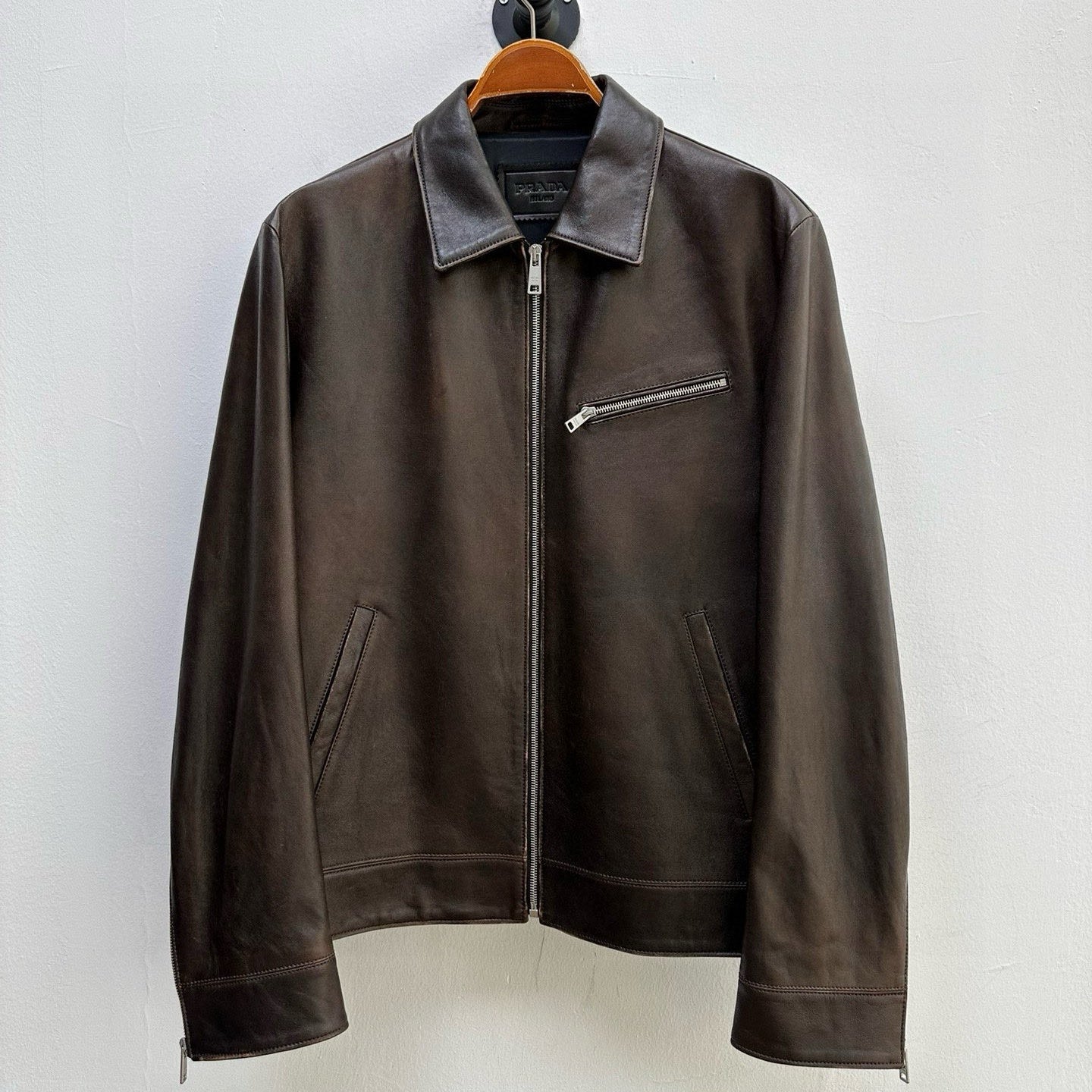 디스트레스드 가죽자켓 (distressed leather jacket)