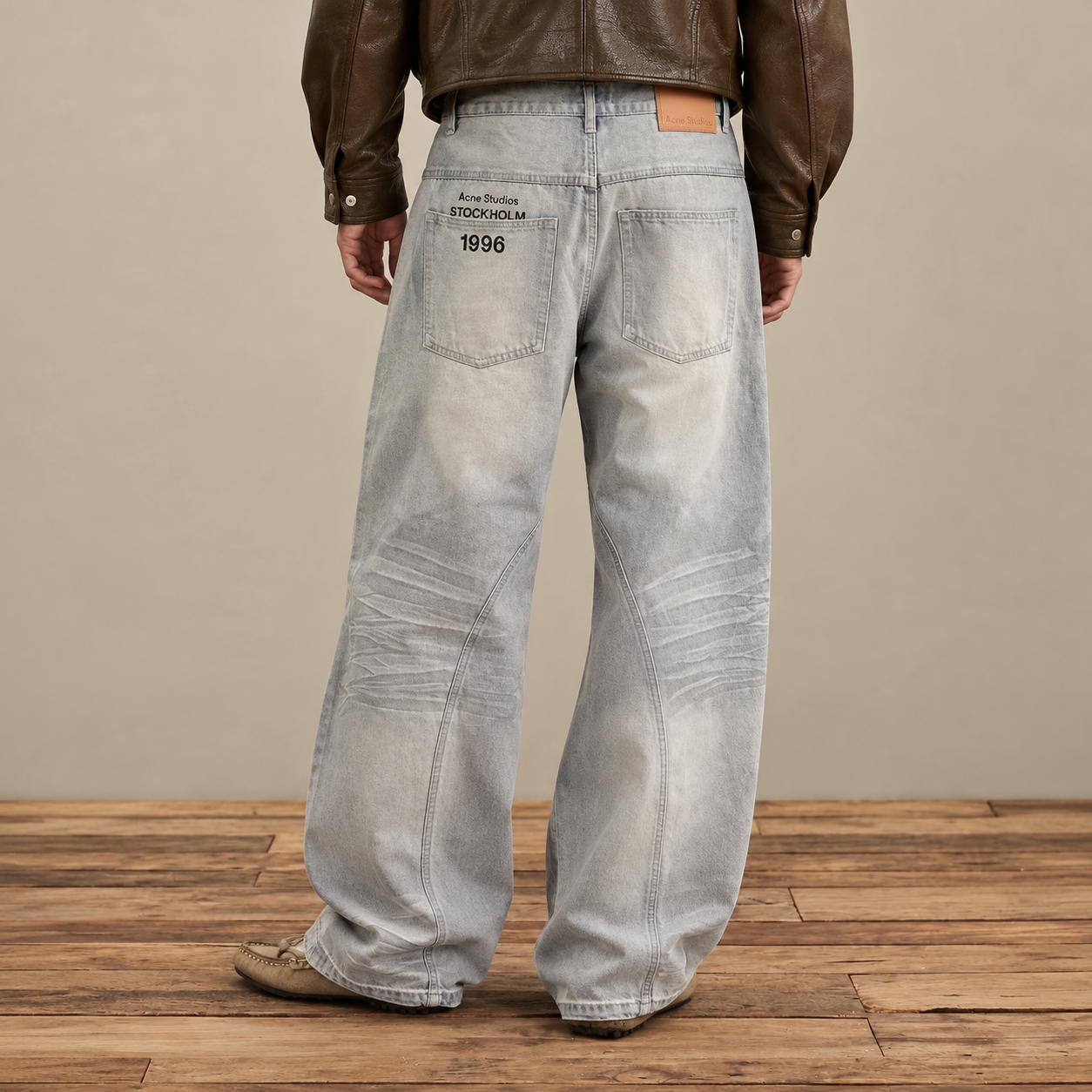 커브드 컷 청바지 (Curved-cut jeans)