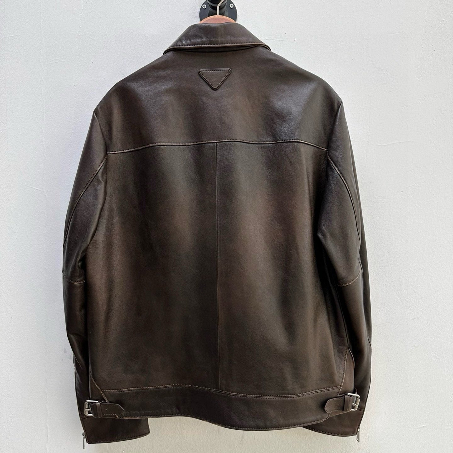 디스트레스드 가죽자켓 (distressed leather jacket)