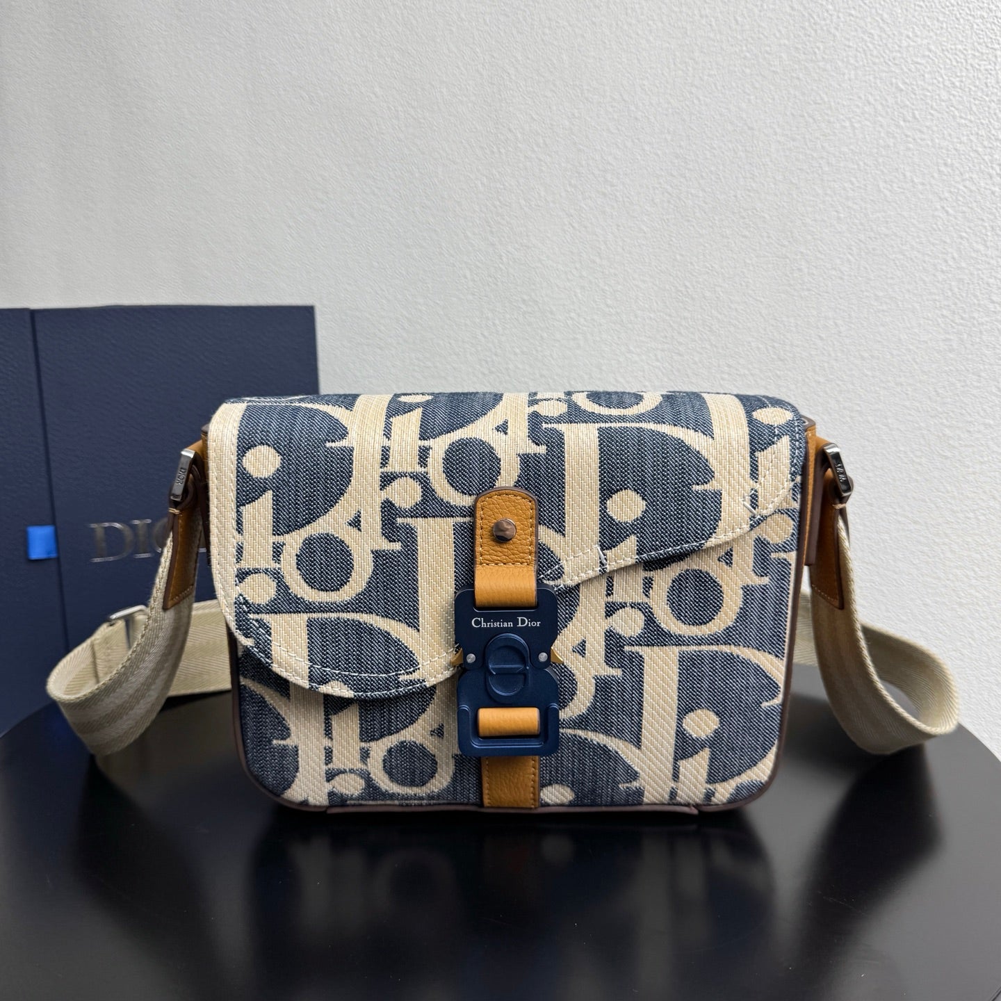 그래비티 크로스백 (Gravity Crossbody Bag)