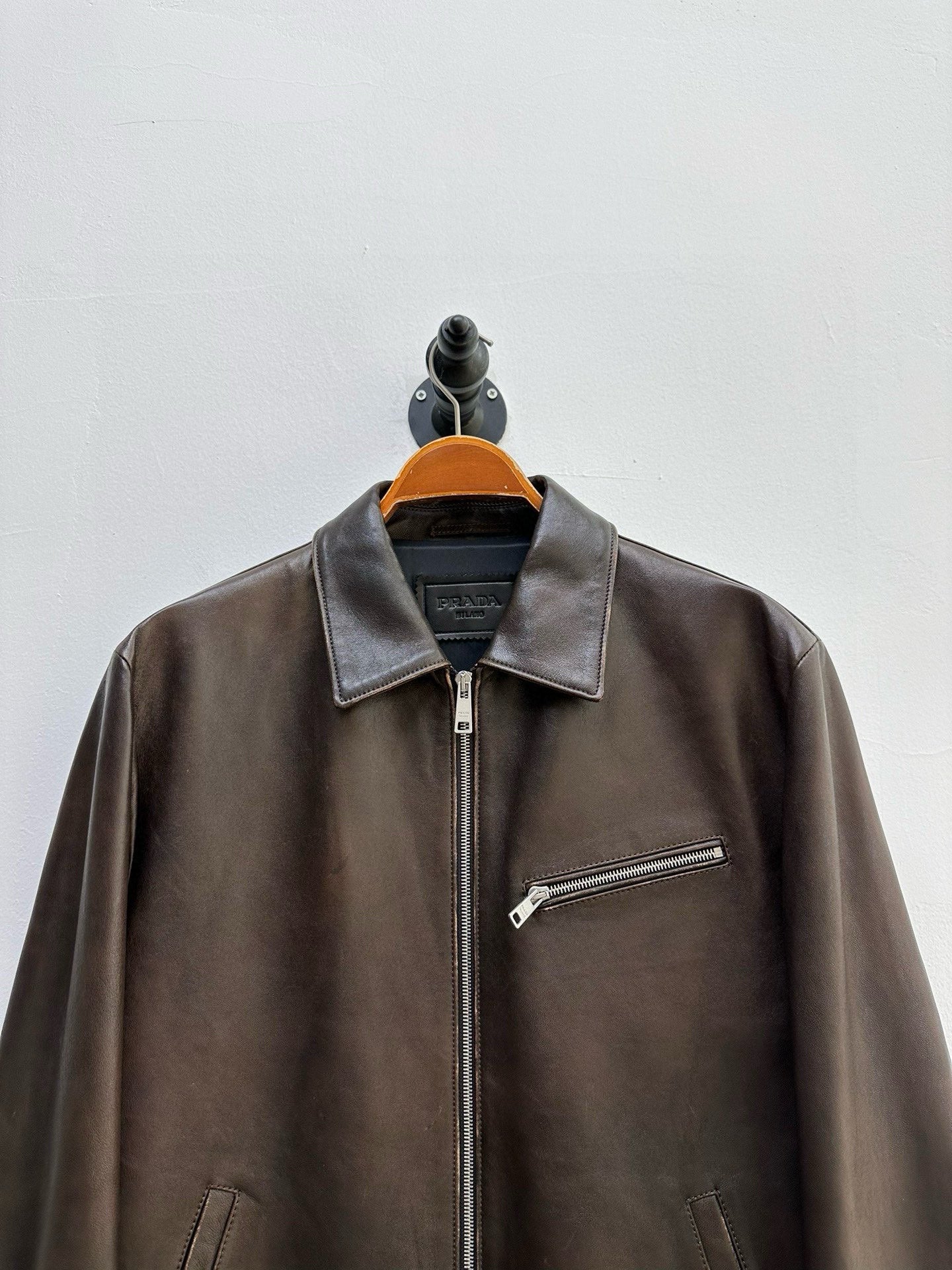 디스트레스드 가죽자켓 (distressed leather jacket)