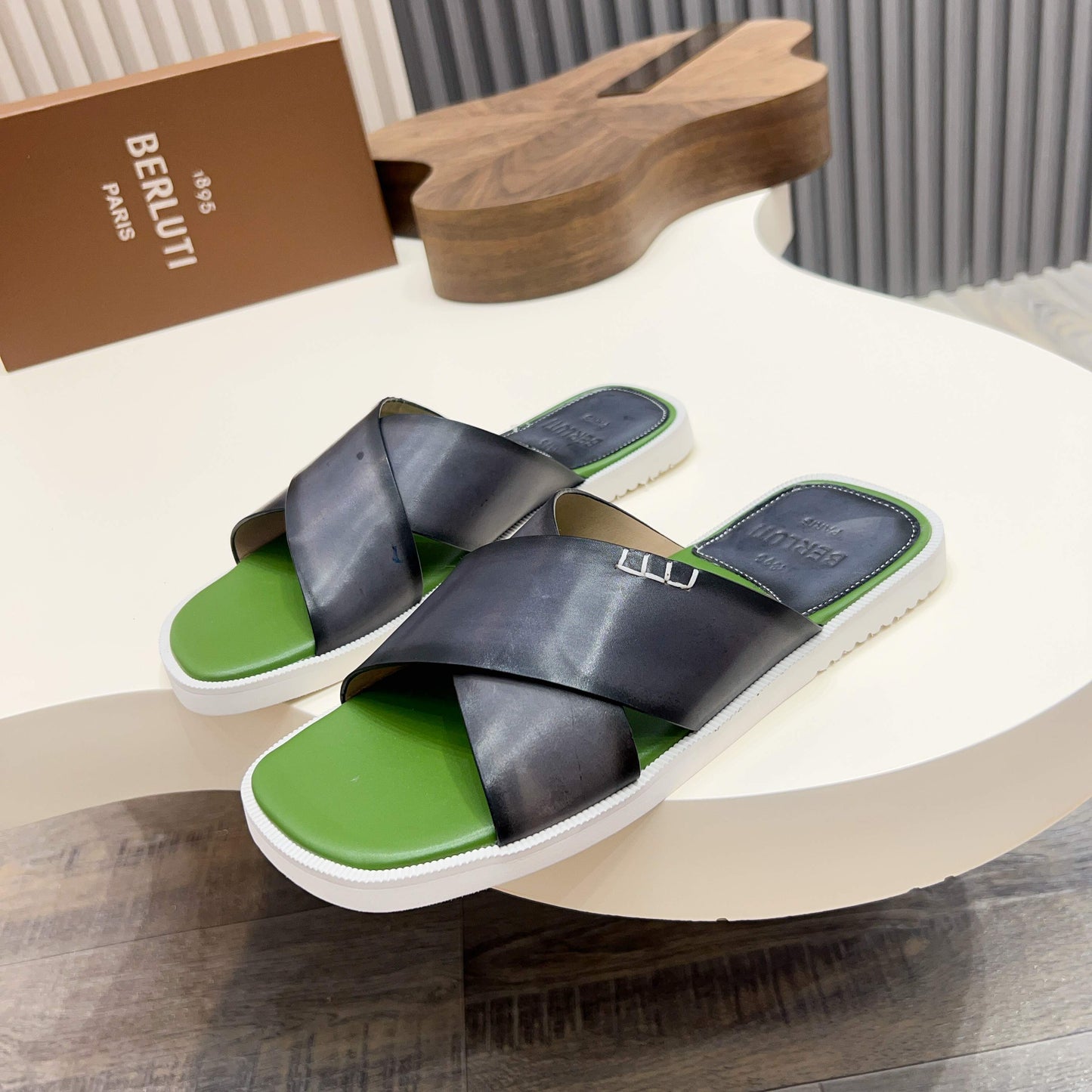 하이글로스 샌들 (high gloss sandals)