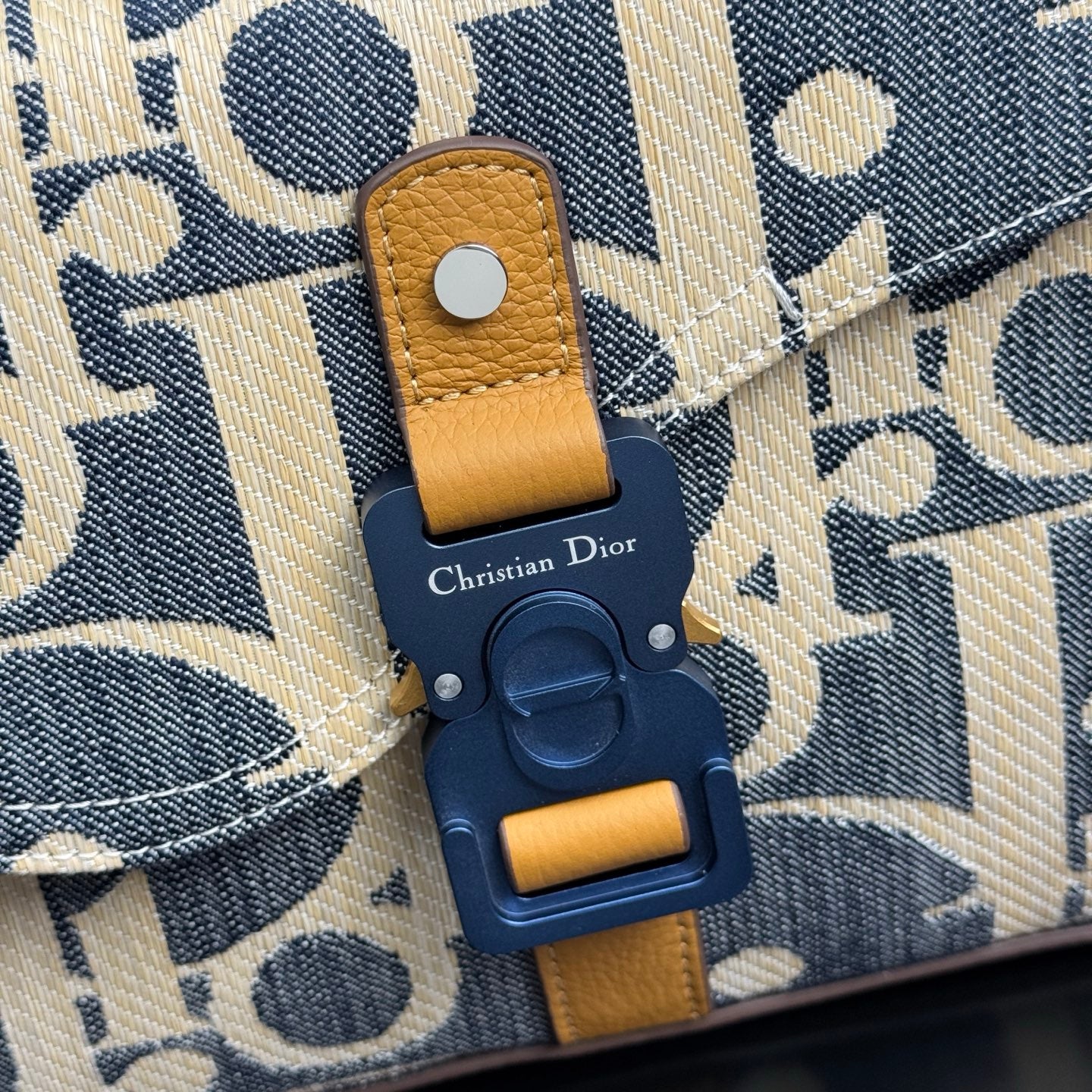 그래비티 크로스백 (Gravity Crossbody Bag)