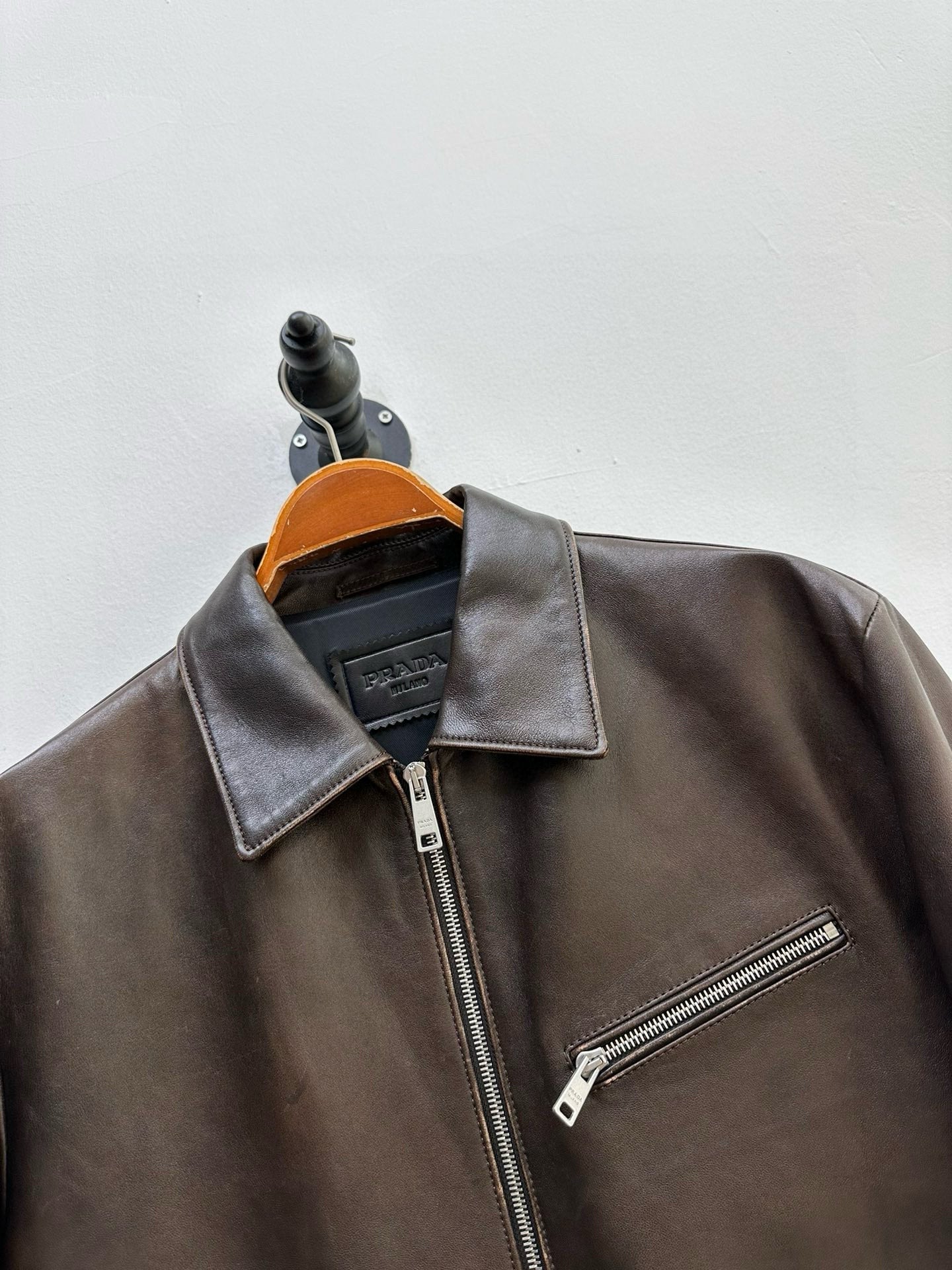 디스트레스드 가죽자켓 (distressed leather jacket)