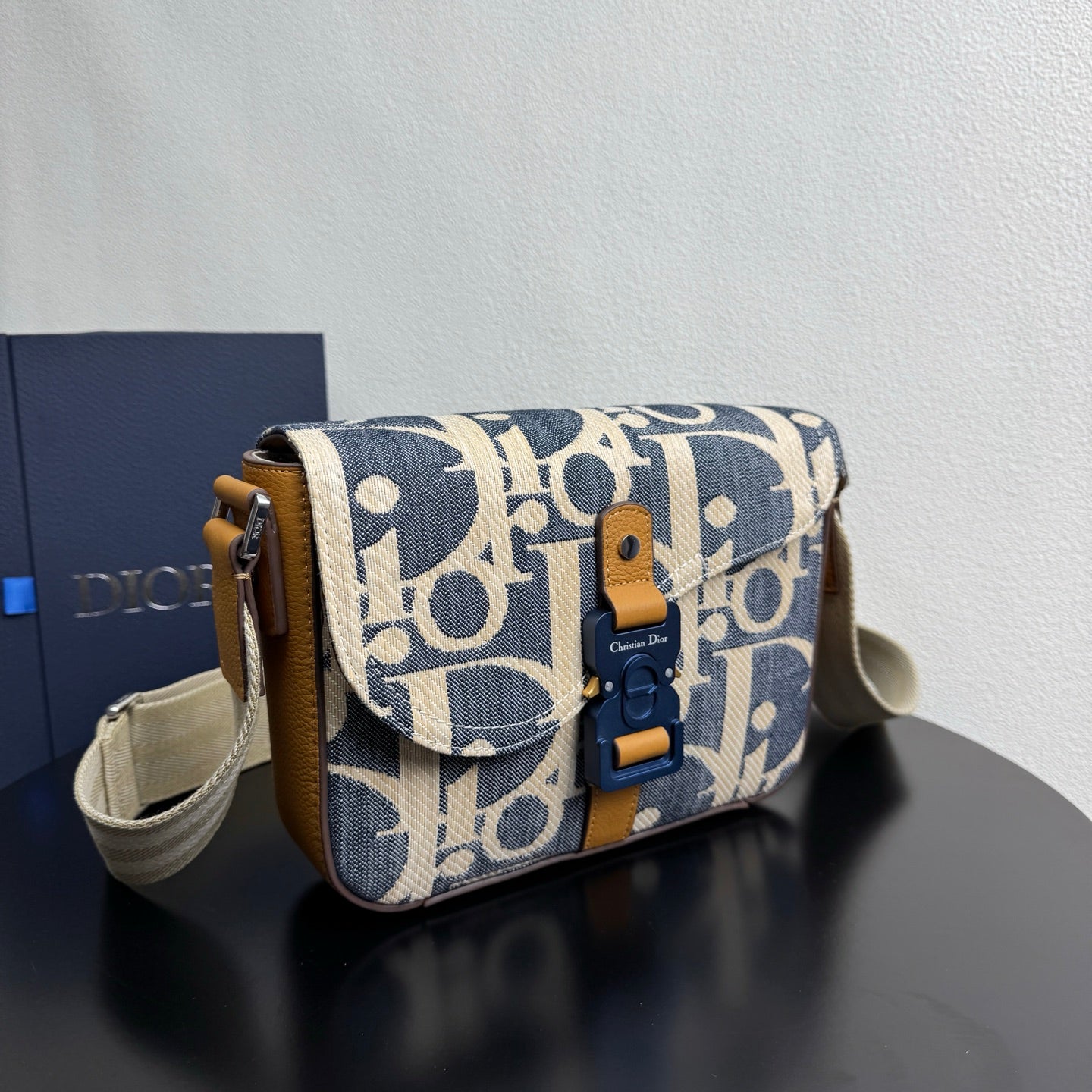 그래비티 크로스백 (Gravity Crossbody Bag)