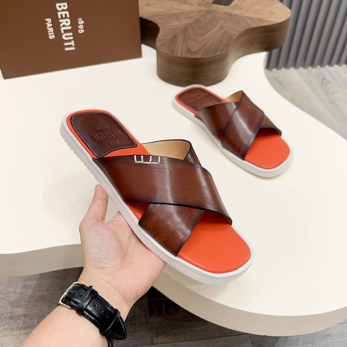 하이글로스 샌들 (high gloss sandals)
