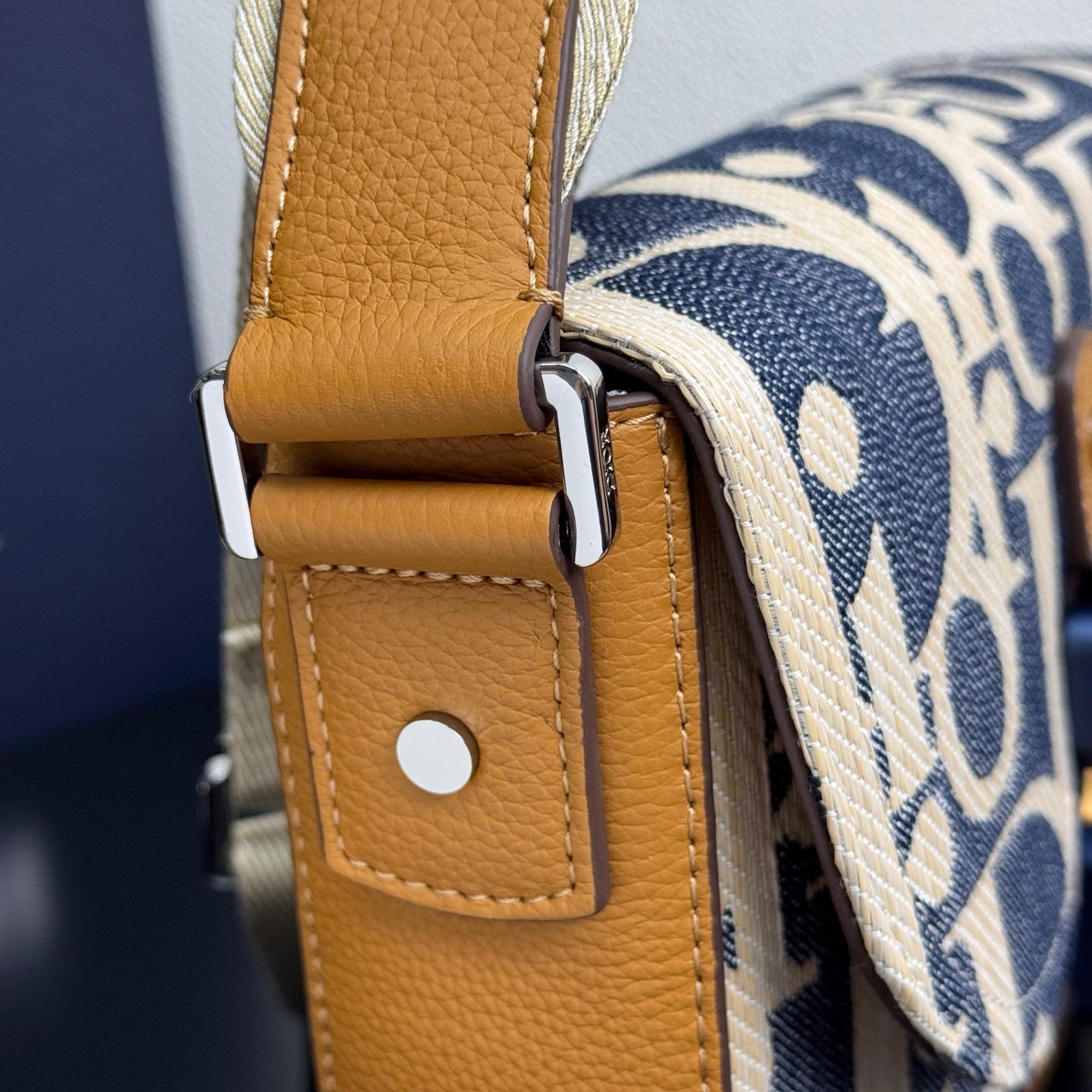 그래비티 크로스백 (Gravity Crossbody Bag)