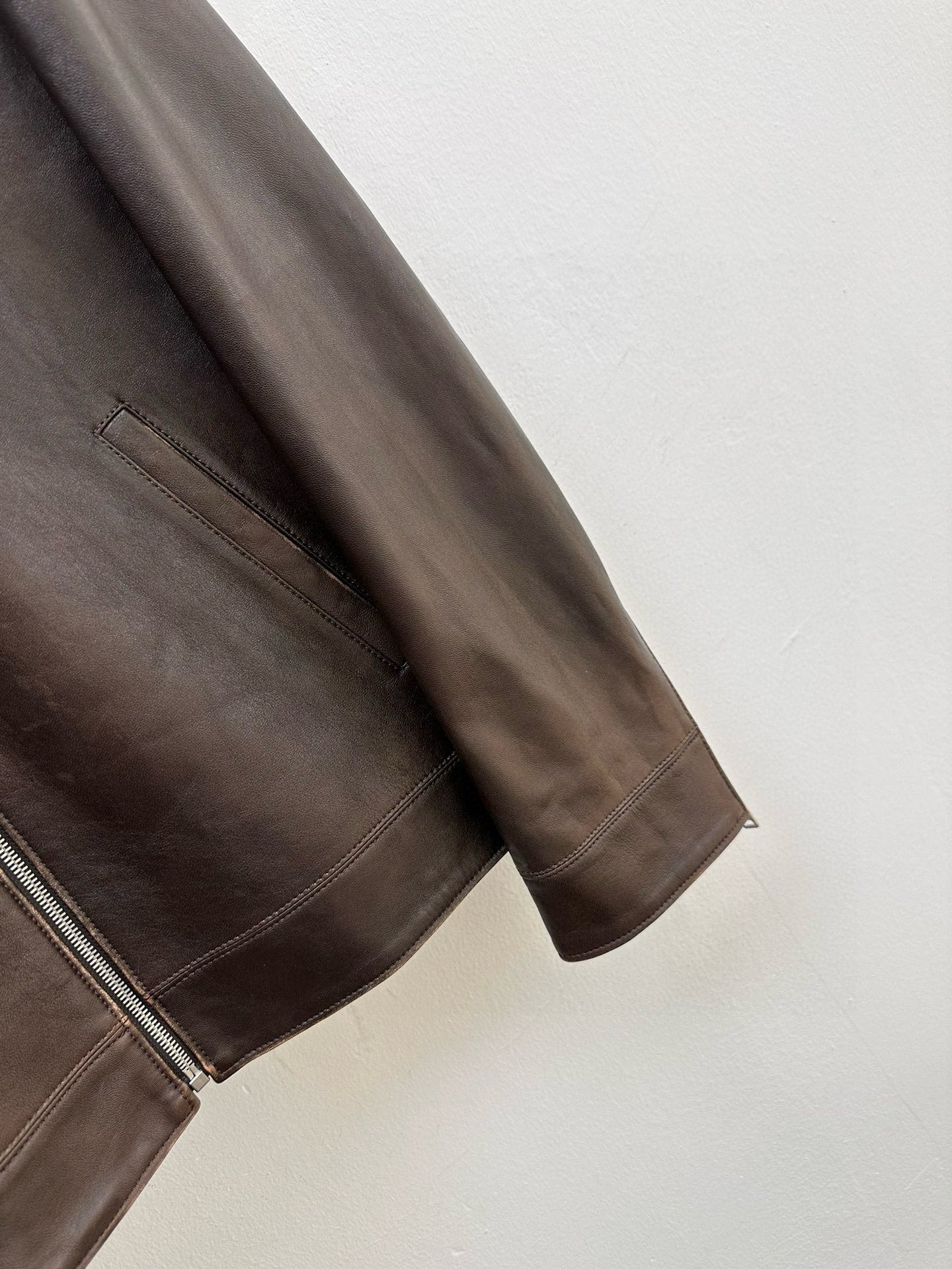 디스트레스드 가죽자켓 (distressed leather jacket)