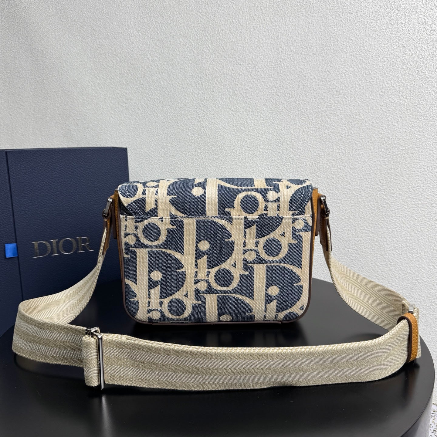 그래비티 크로스백 (Gravity Crossbody Bag)