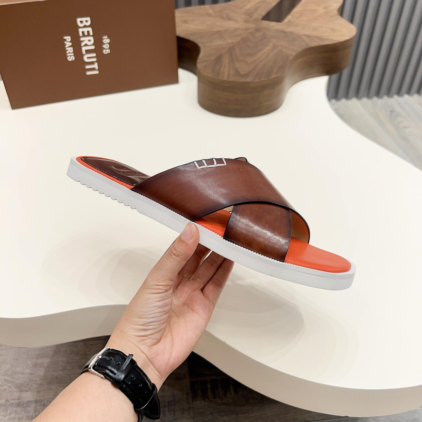 하이글로스 샌들 (high gloss sandals)