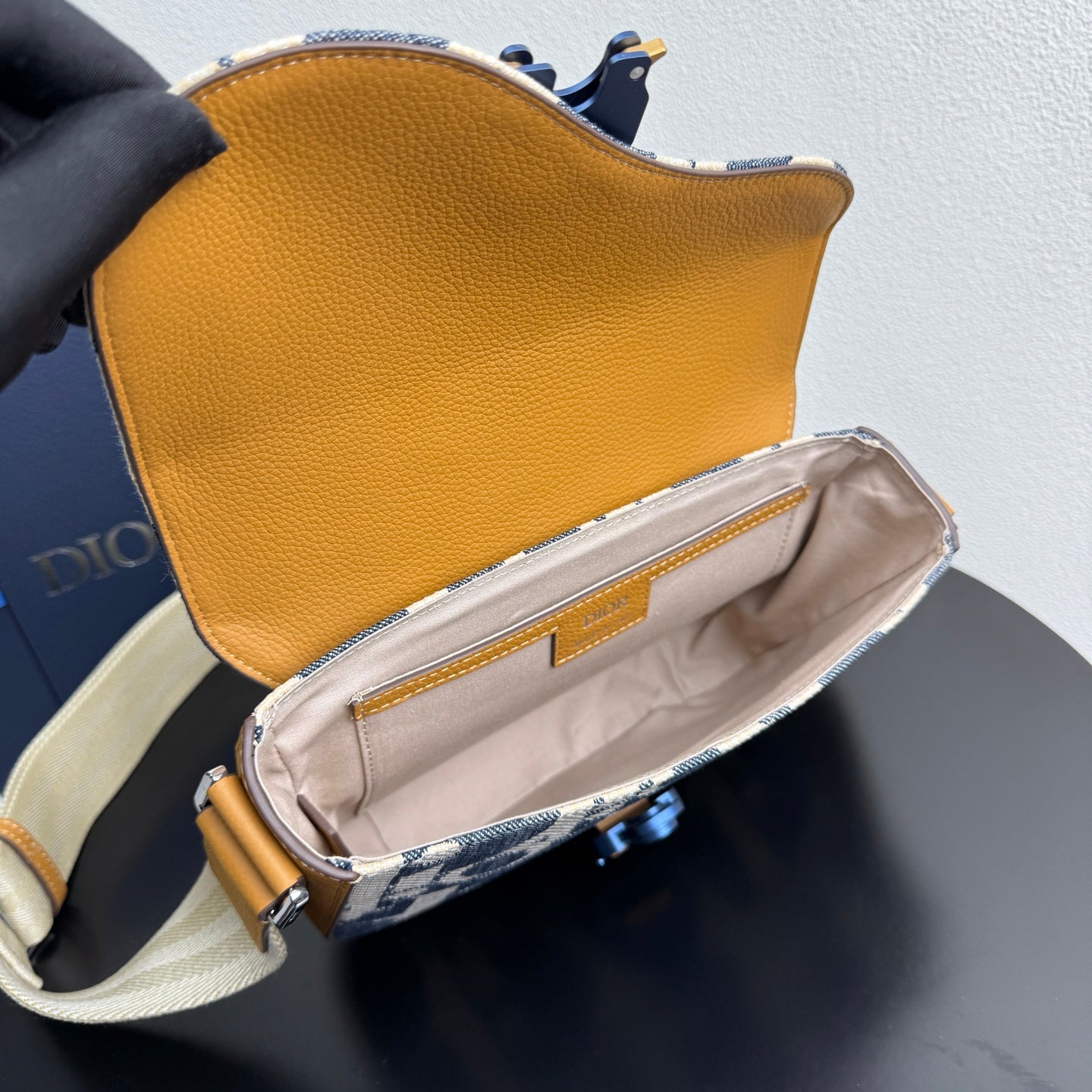 그래비티 크로스백 (Gravity Crossbody Bag)
