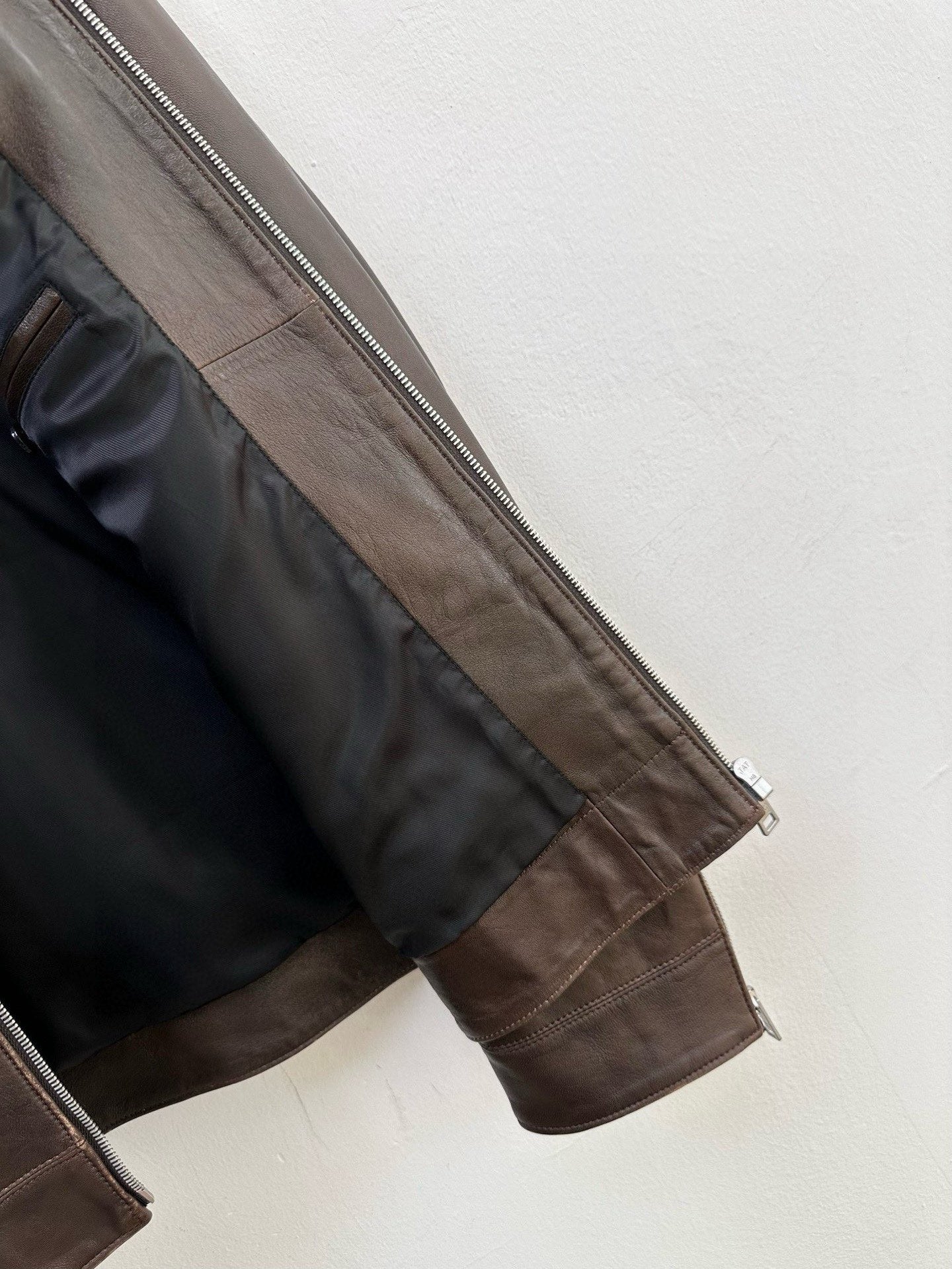 디스트레스드 가죽자켓 (distressed leather jacket)