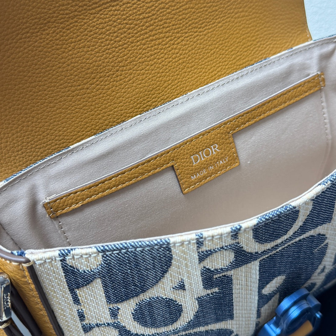그래비티 크로스백 (Gravity Crossbody Bag)