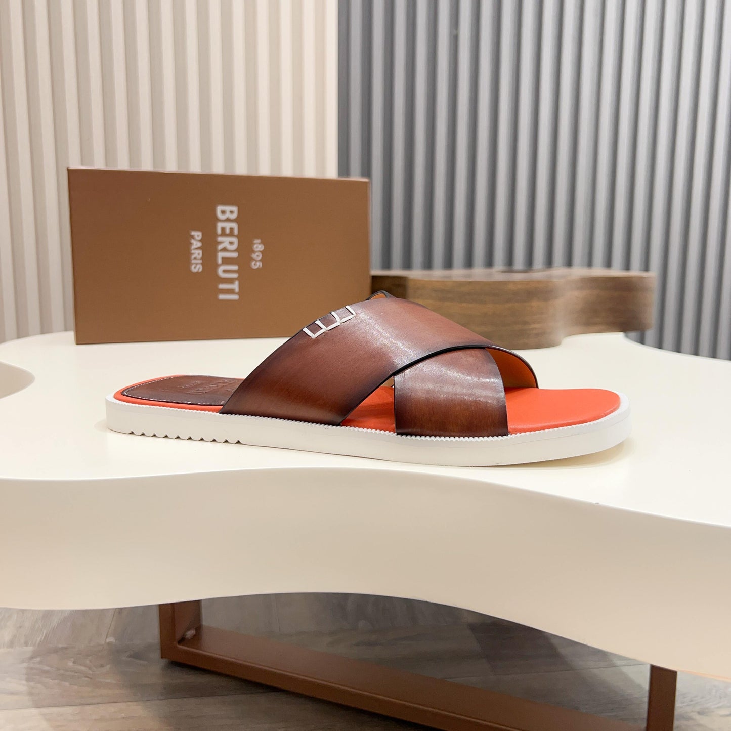 하이글로스 샌들 (high gloss sandals)