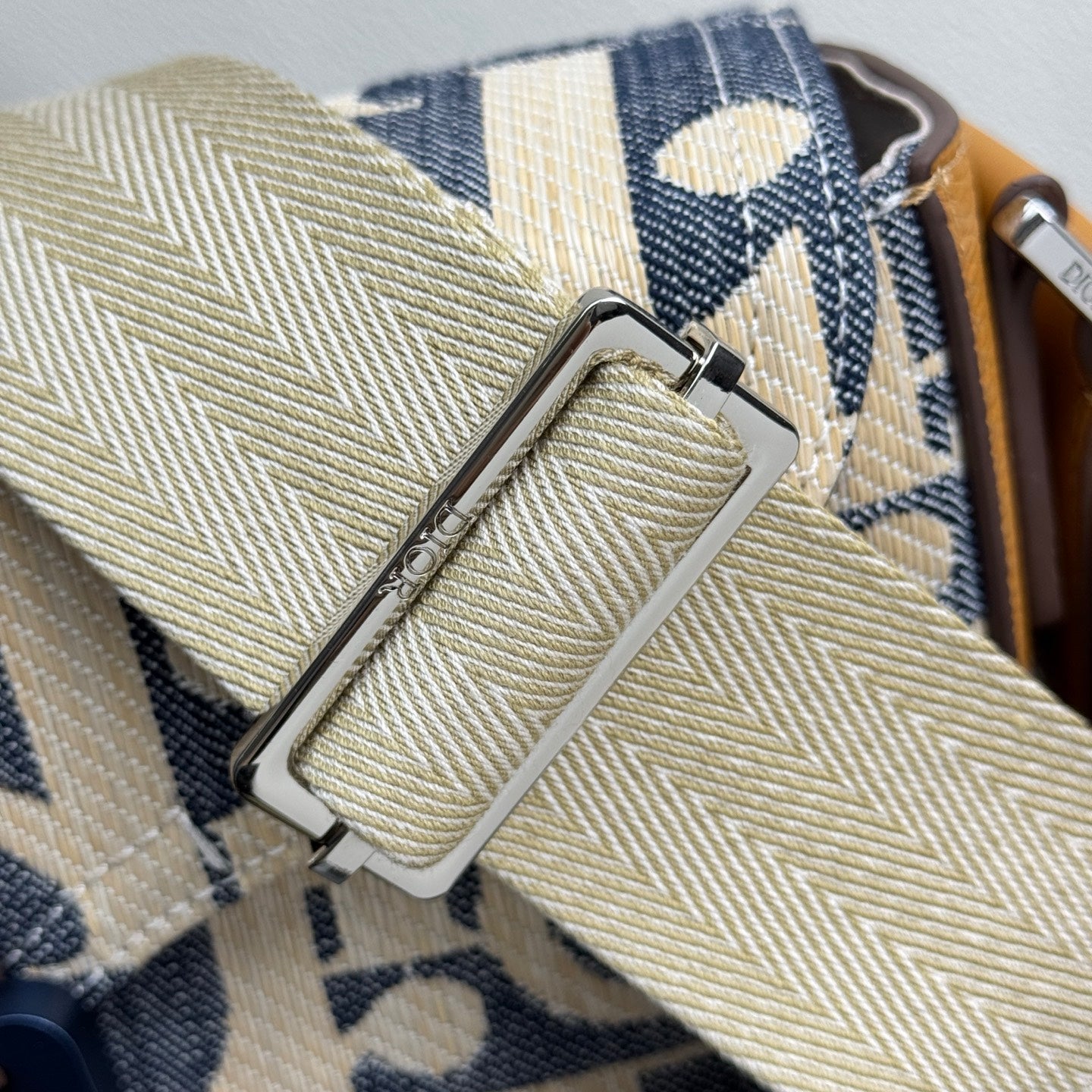 그래비티 크로스백 (Gravity Crossbody Bag)