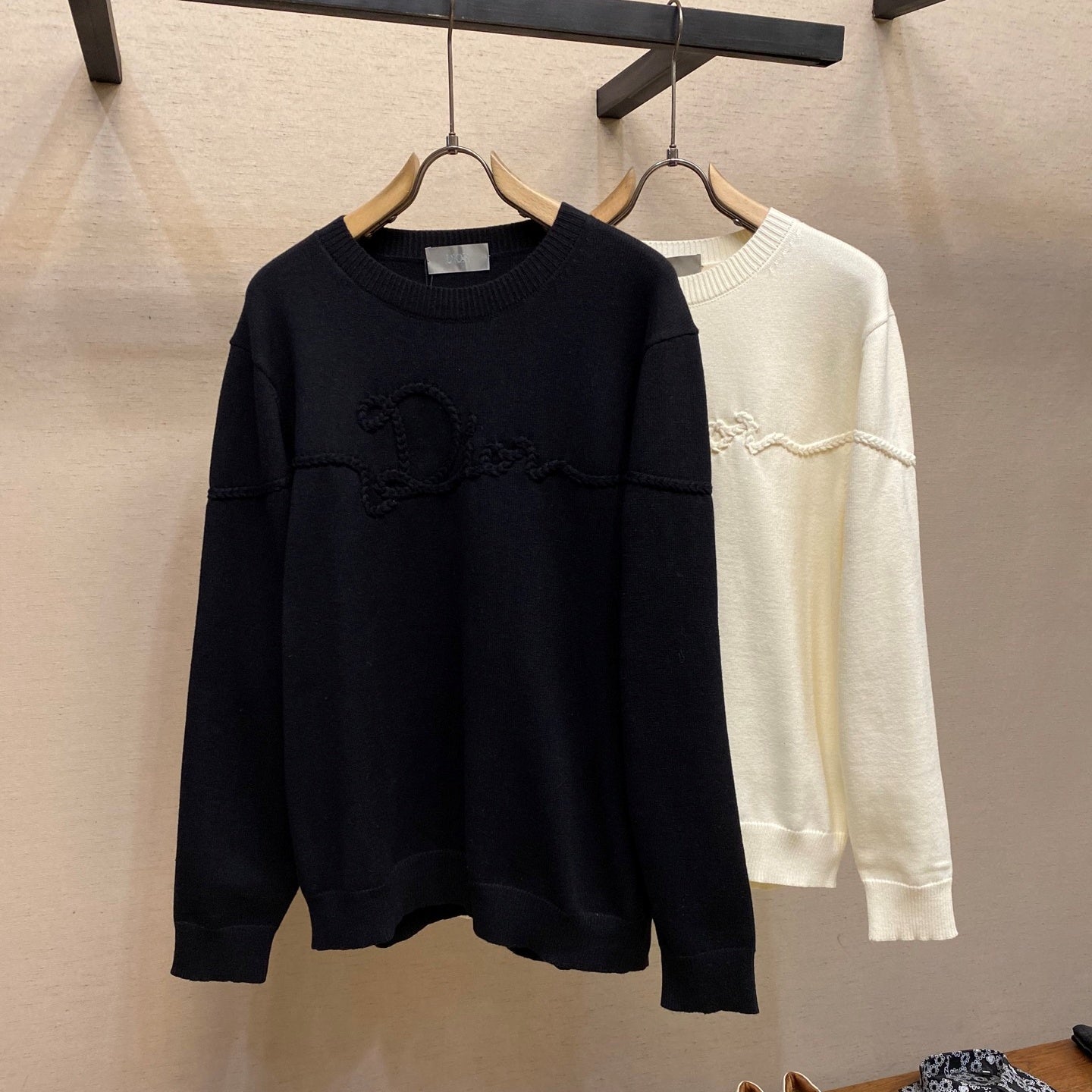 리브드 니트티 (Ribbed knit tee)