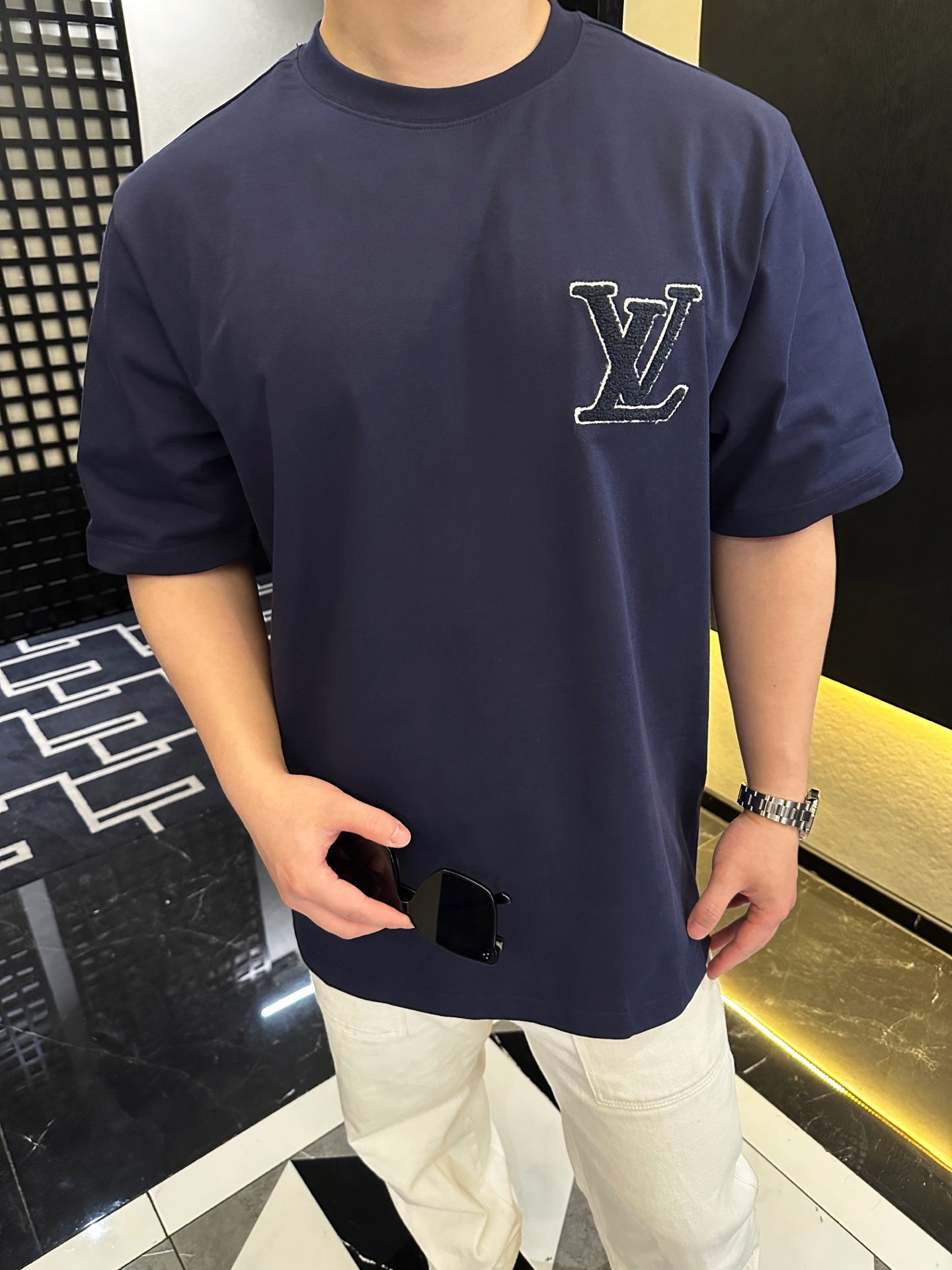 V 티셔츠 (V t-shirt)