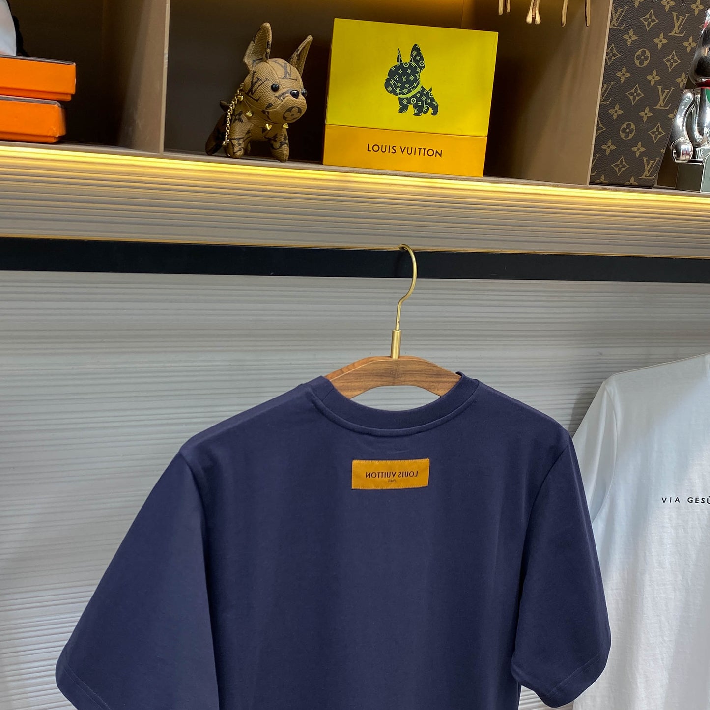 V 티셔츠 (V t-shirt)