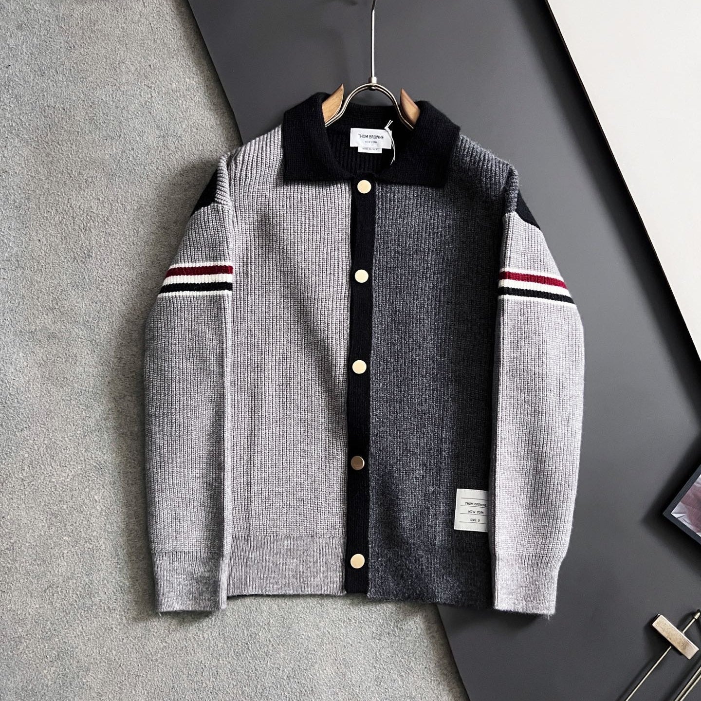 배색 니트 가디건 (Color-block knit cardigan)