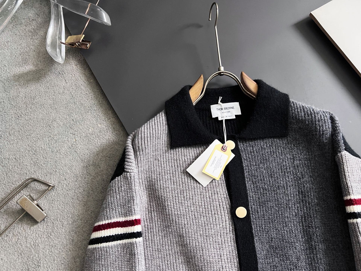 배색 니트 가디건 (Color-block knit cardigan)