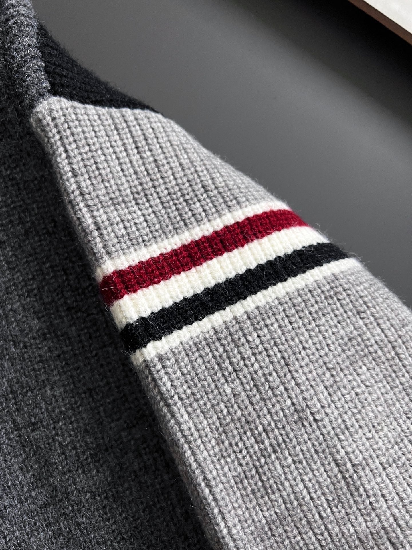 배색 니트 가디건 (Color-block knit cardigan)