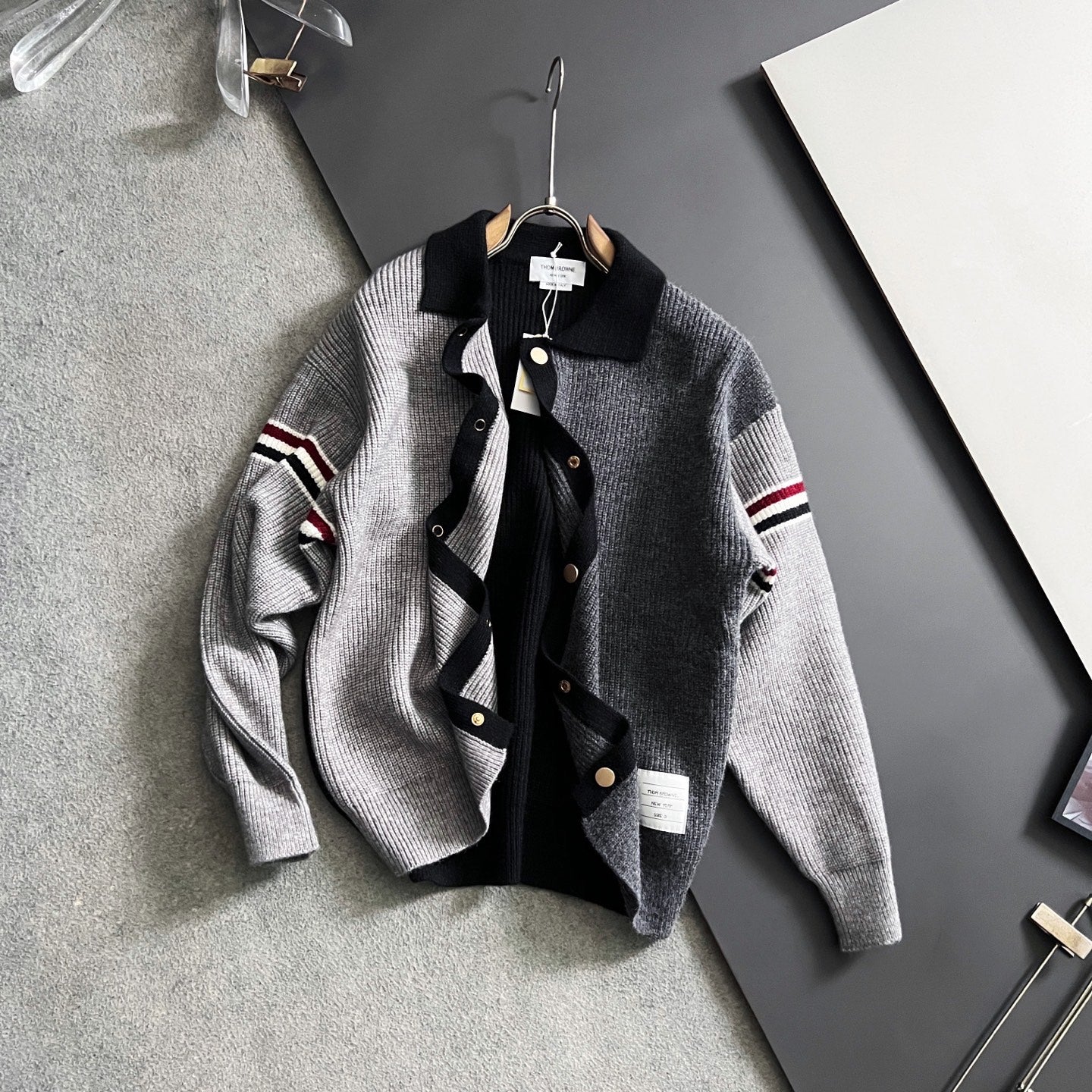 배색 니트 가디건 (Color-block knit cardigan)