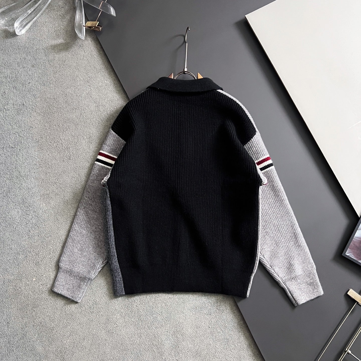 배색 니트 가디건 (Color-block knit cardigan)