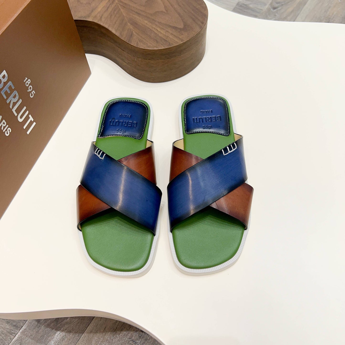 하이글로스 샌들 (high gloss sandals)
