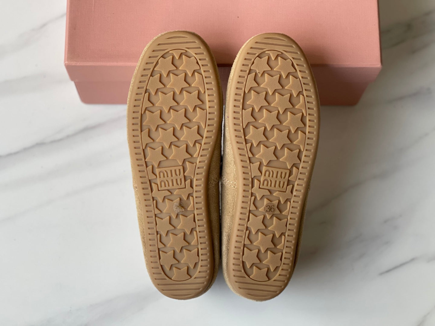 미우미우 로퍼 (Miu Miu loafers)