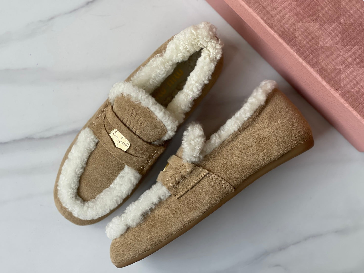 미우미우 로퍼 (Miu Miu loafers)