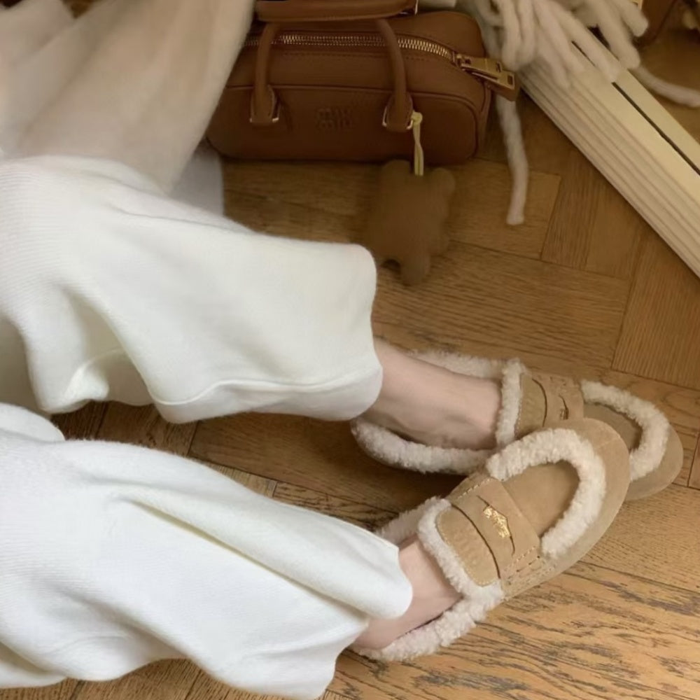 미우미우 로퍼 (Miu Miu loafers)