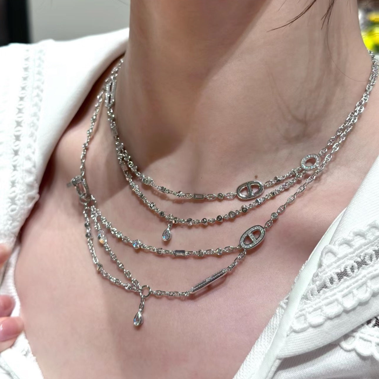 돼지코 목걸이 (pig nose necklace)