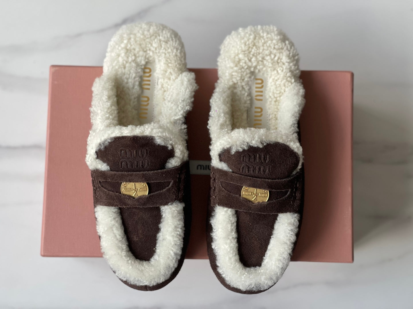 미우미우 로퍼 (Miu Miu loafers)