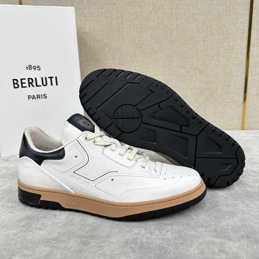 프라이빗 스니커즈 (Private Sneakers)