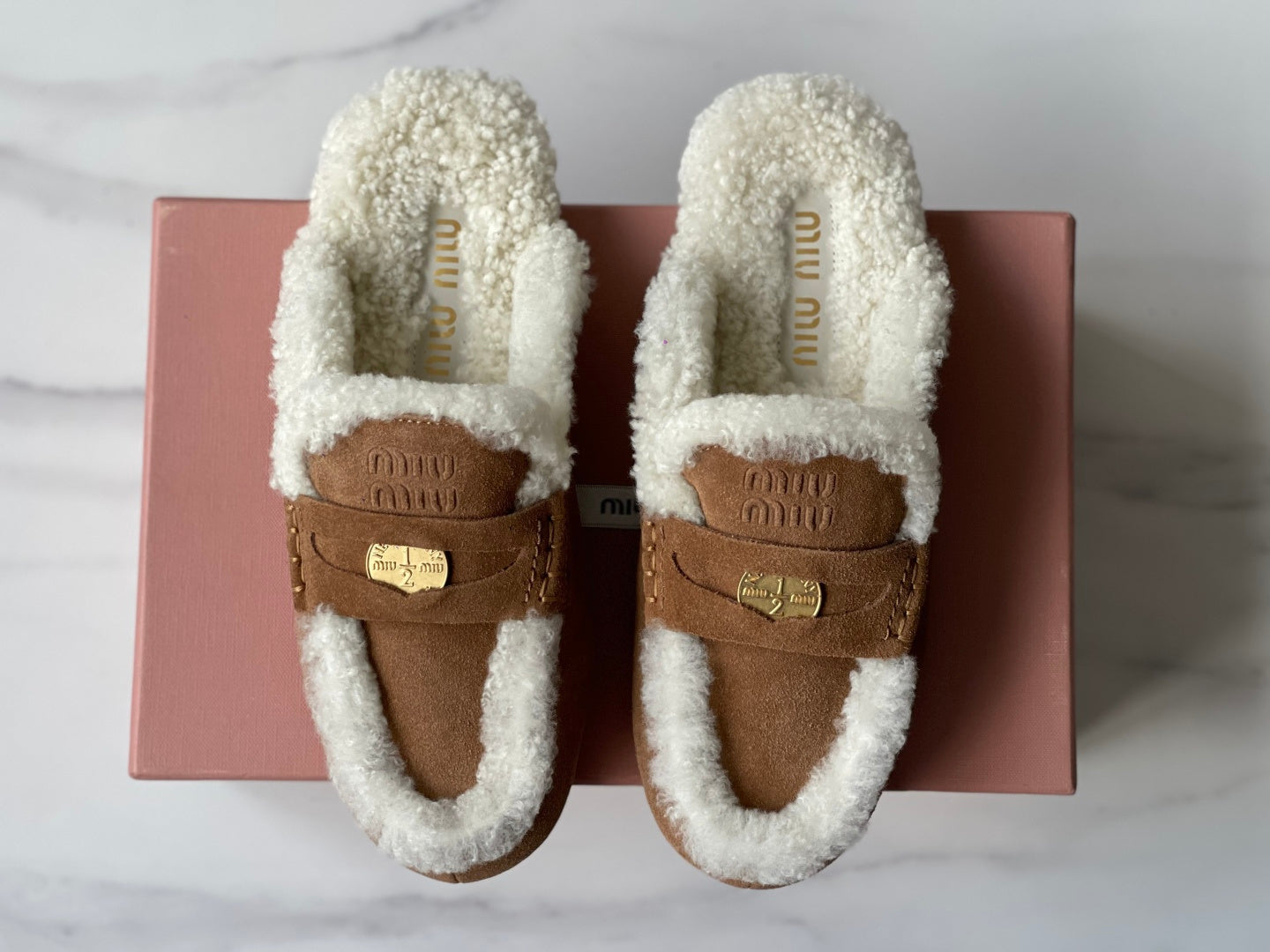 미우미우 로퍼 (Miu Miu loafers)