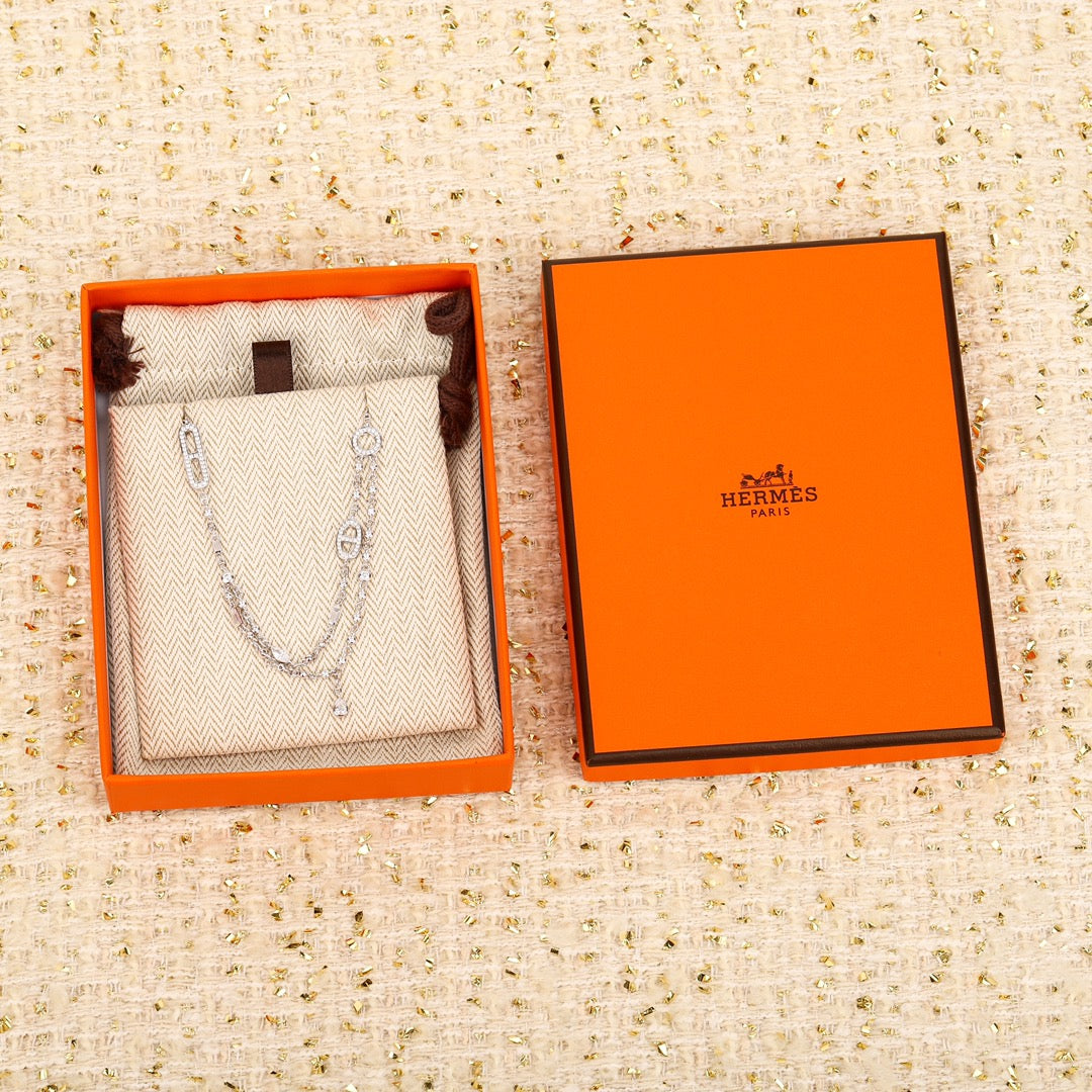 돼지코 목걸이 (pig nose necklace)