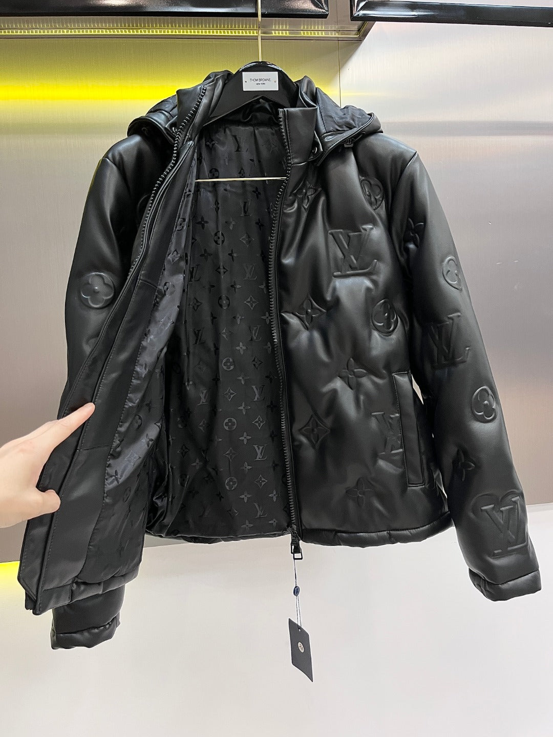 양가죽 엠보싱 패딩 (Sheepskin embossed padding)