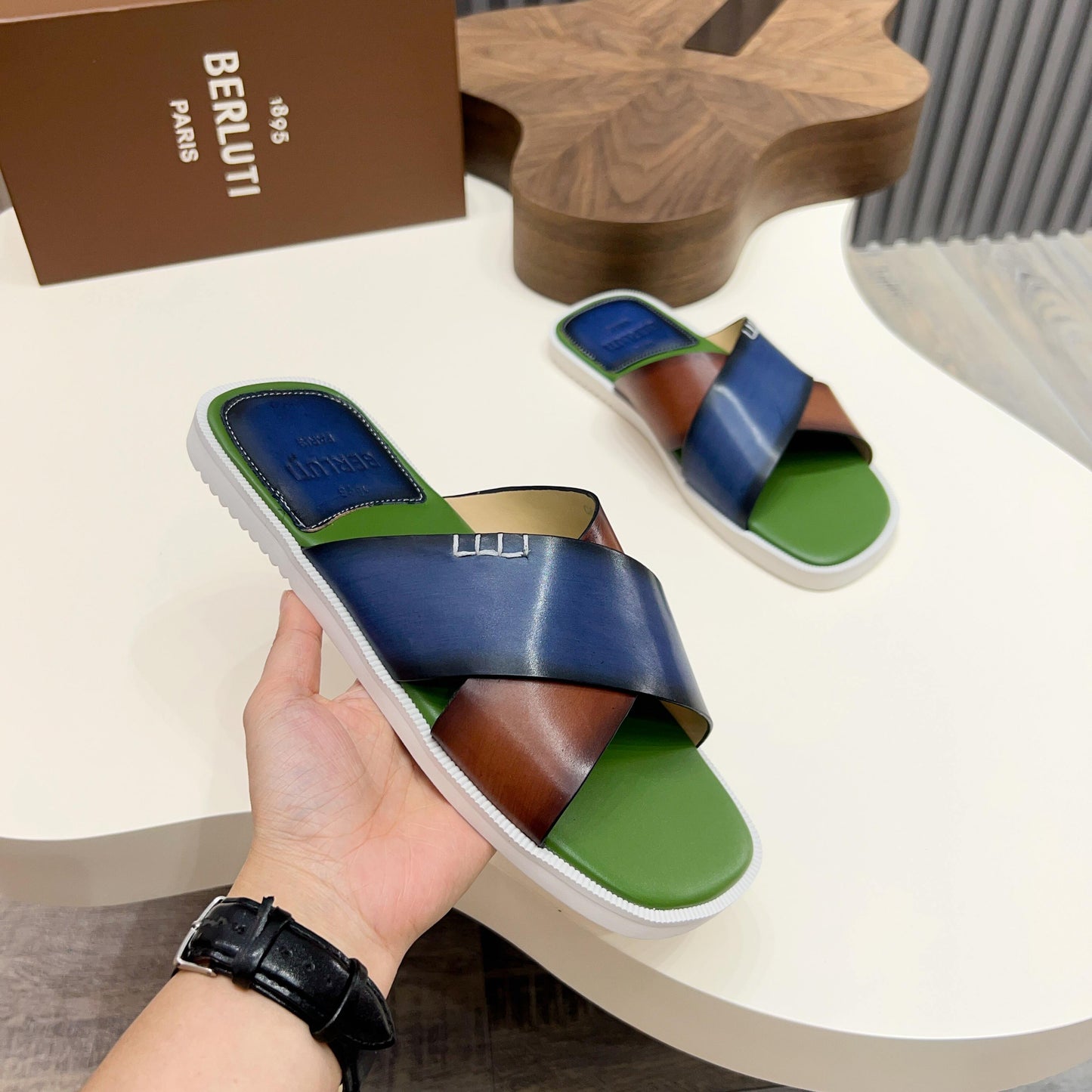 하이글로스 샌들 (high gloss sandals)