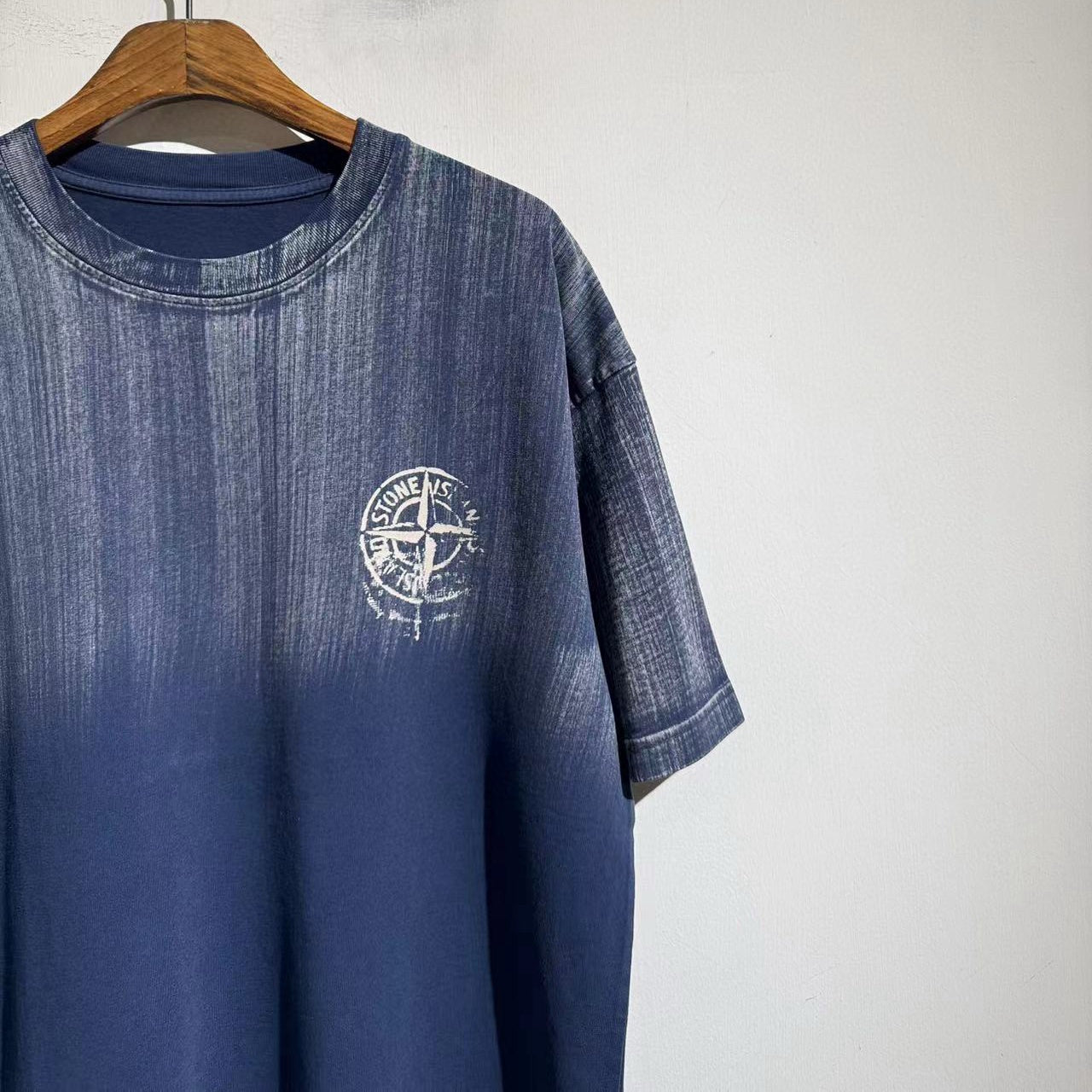 프린트 그라데이션 티셔츠 (printed gradient t-shirt)