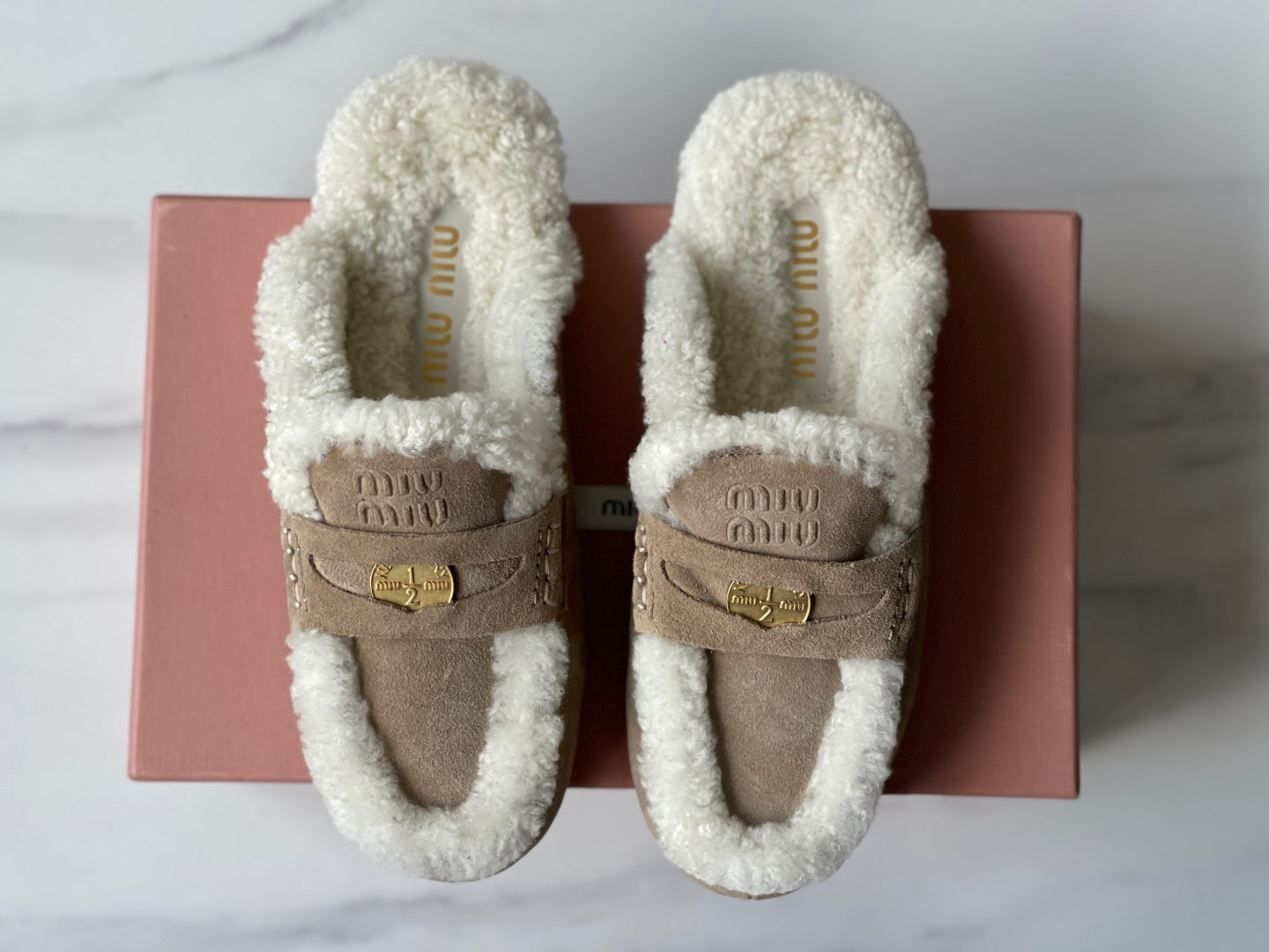 미우미우 로퍼 (Miu Miu loafers)