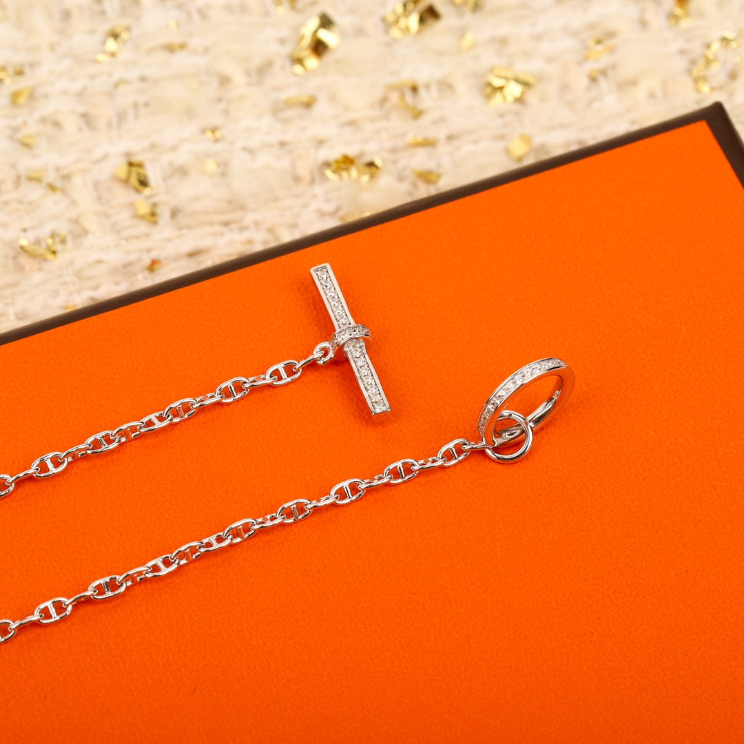 돼지코 목걸이 (pig nose necklace)