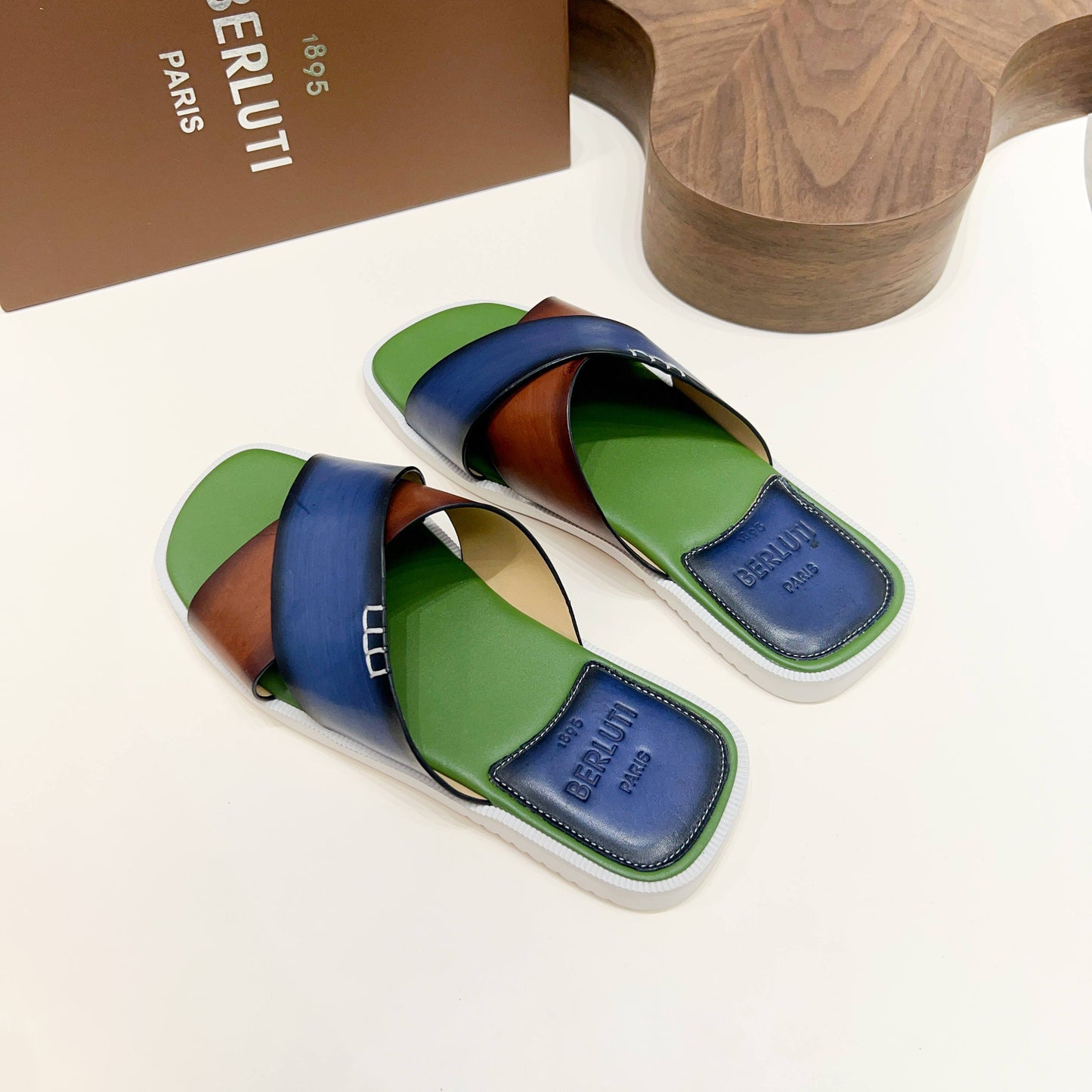 하이글로스 샌들 (high gloss sandals)