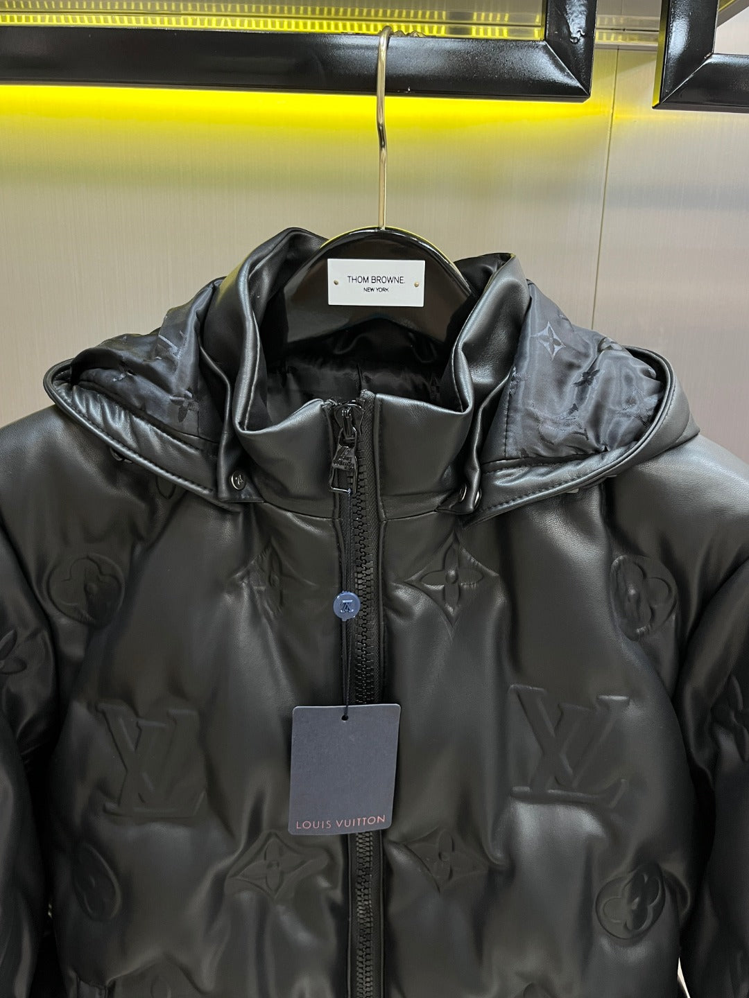 양가죽 엠보싱 패딩 (Sheepskin embossed padding)