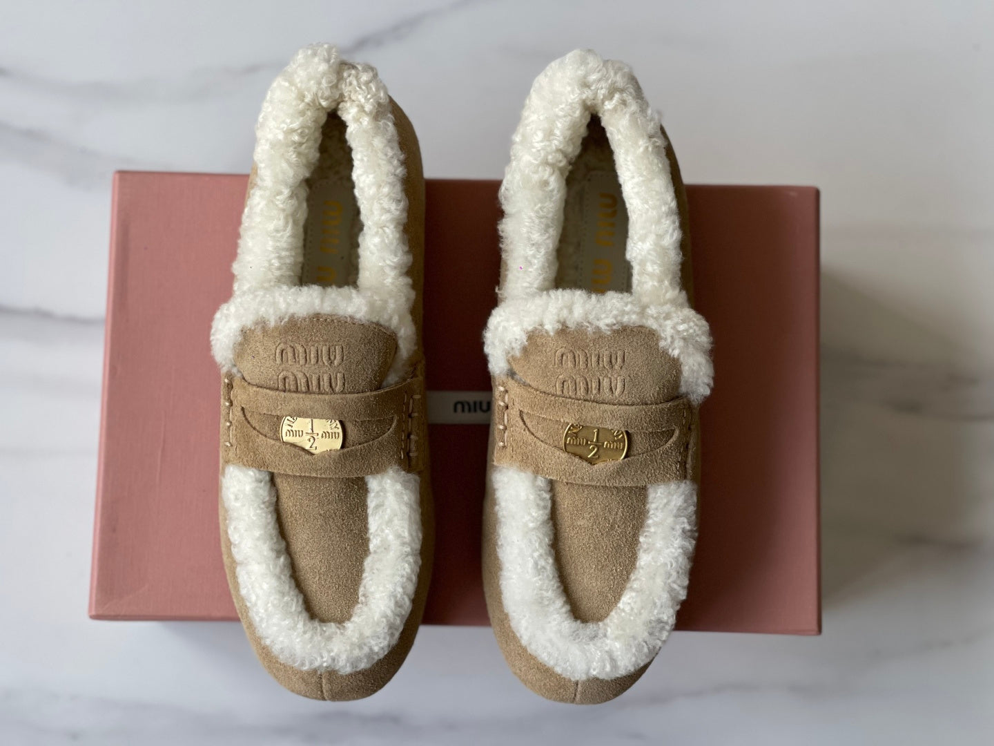 미우미우 로퍼 (Miu Miu loafers)