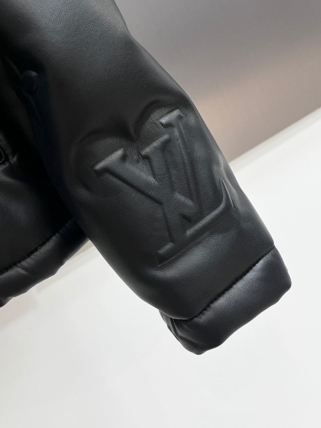 양가죽 엠보싱 패딩 (Sheepskin embossed padding)