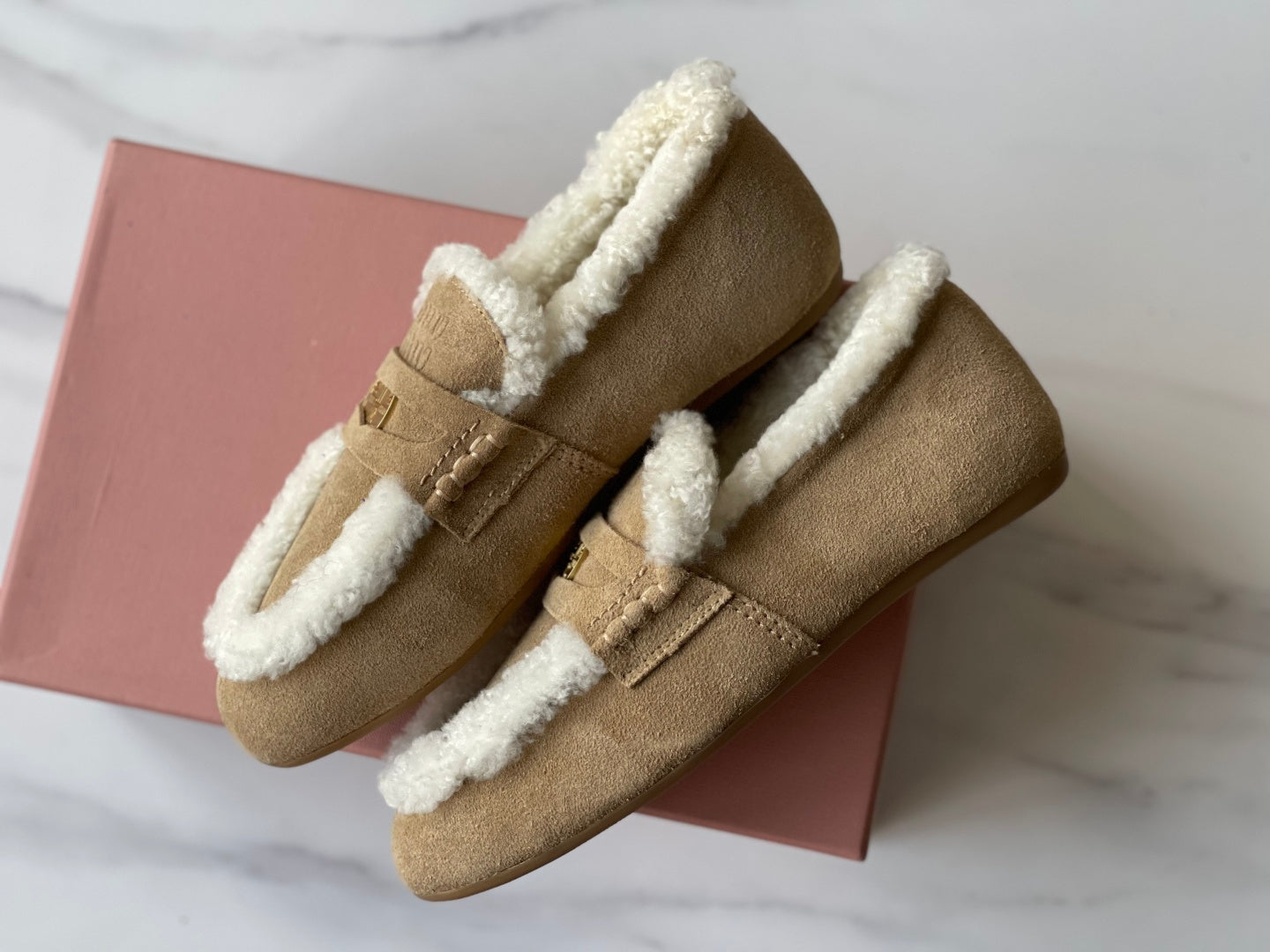 미우미우 로퍼 (Miu Miu loafers)