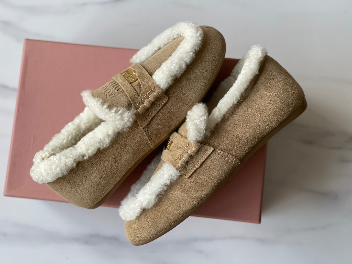 미우미우 로퍼 (Miu Miu loafers)