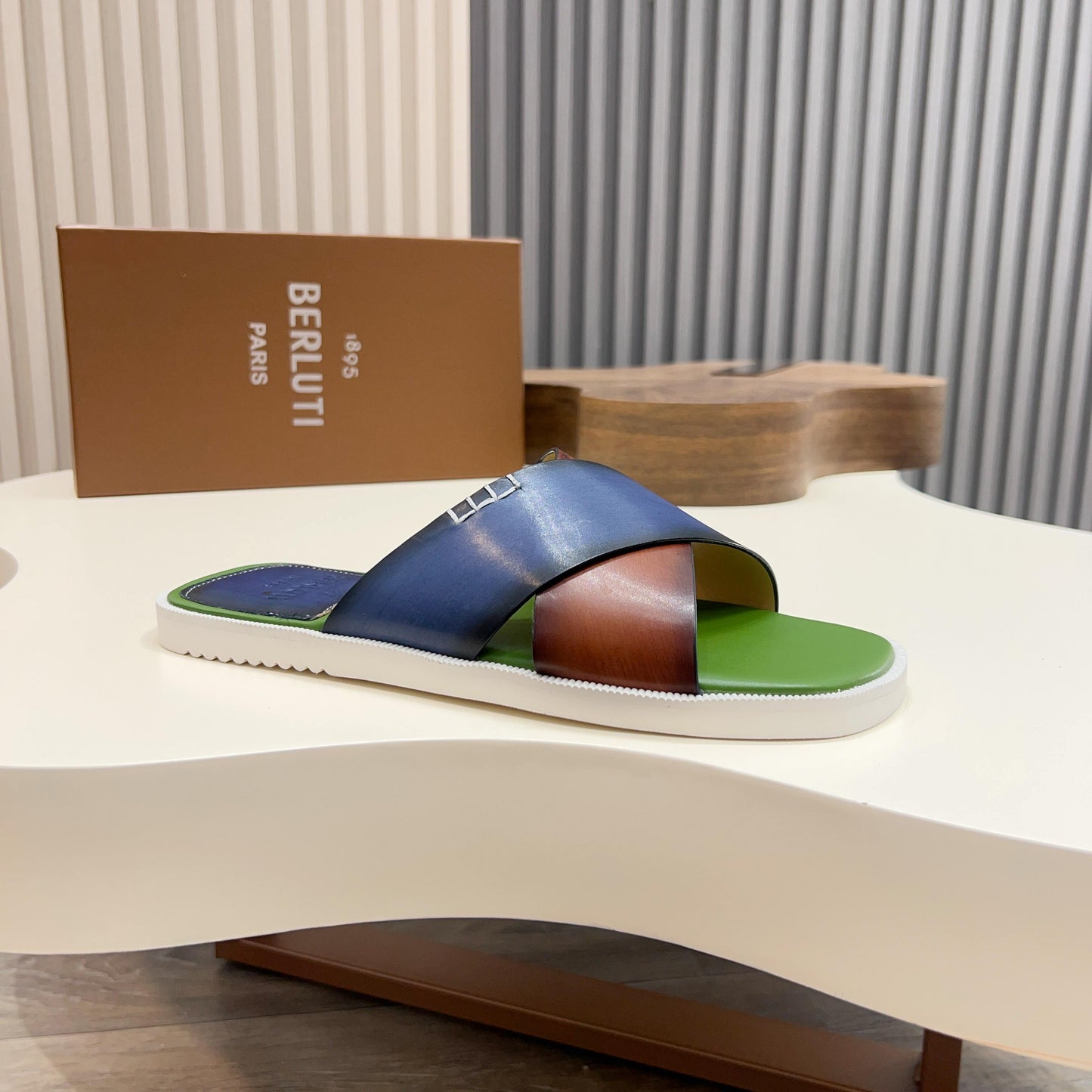 하이글로스 샌들 (high gloss sandals)